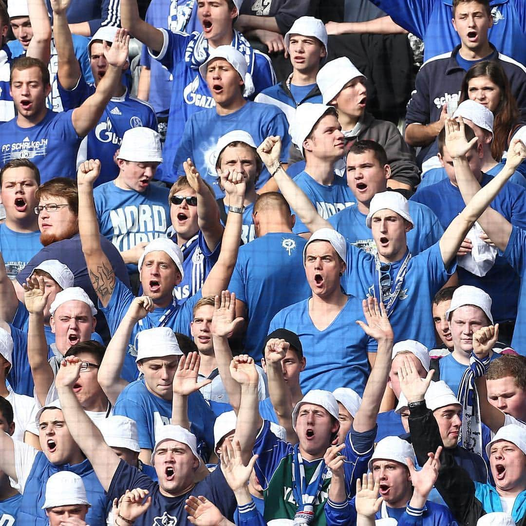 シャルケ04さんのインスタグラム写真 - (シャルケ04Instagram)「Tag your mates in the comments who you'll be watching the derby with on Saturday! 👇🏼🔵⚪️ . . #S04 #Schalke #Fans #Knappen #Königsblau #Fans #Support #Derby #Revierderby #BVBS04 #🔵⚪️ #Futbol #Football #Soccer」4月25日 18時11分 - s04