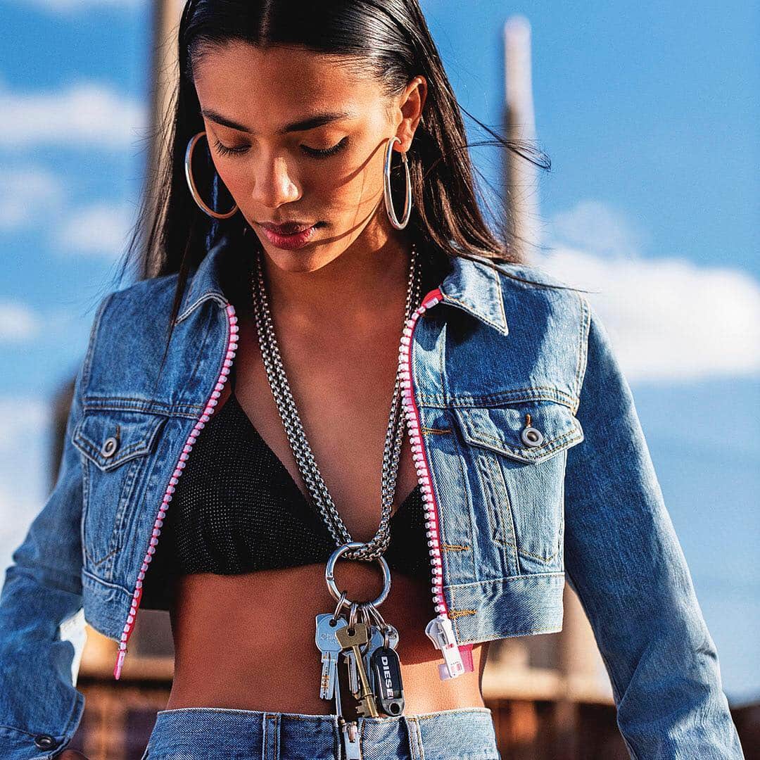 ディーゼルのインスタグラム：「Sunbleached denim, sunkissed skin #DieselHi5h #Summer19 #Dieseldenim . . Denim Jacket “DE-ZAUPY-C” Denim Shorts “DE-LARZY” . . @vegaessermeant @alecardonaca」