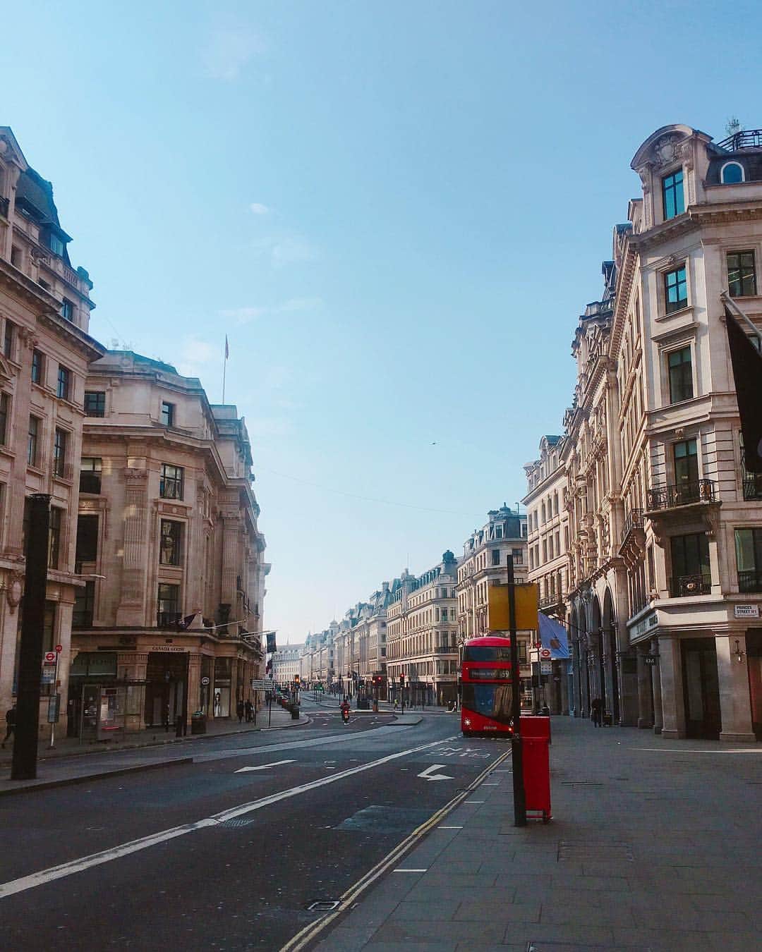 Yu-kiのインスタグラム：「週末の朝の人通りの少ないRegent Streetが好き🙆🏻‍♀️ Oxford CircusからPiccadilly Circusに下っていくこの通りはやっぱりロンドンっぽいと思う🇬🇧来週月曜は日本へのフライト✈️🔜🇯🇵久々の東京、1週間だけど、したいこと全部楽しみます🧡カットとネイルも🥺🙏🏻 I’m going back to Tokyo for a week from 30th to 6th of May. Absolutely it’s so excited can’t wait to get there anyway!#unitedkingdom#regentstreet#piccadillycircus#oxfordcircus#london」