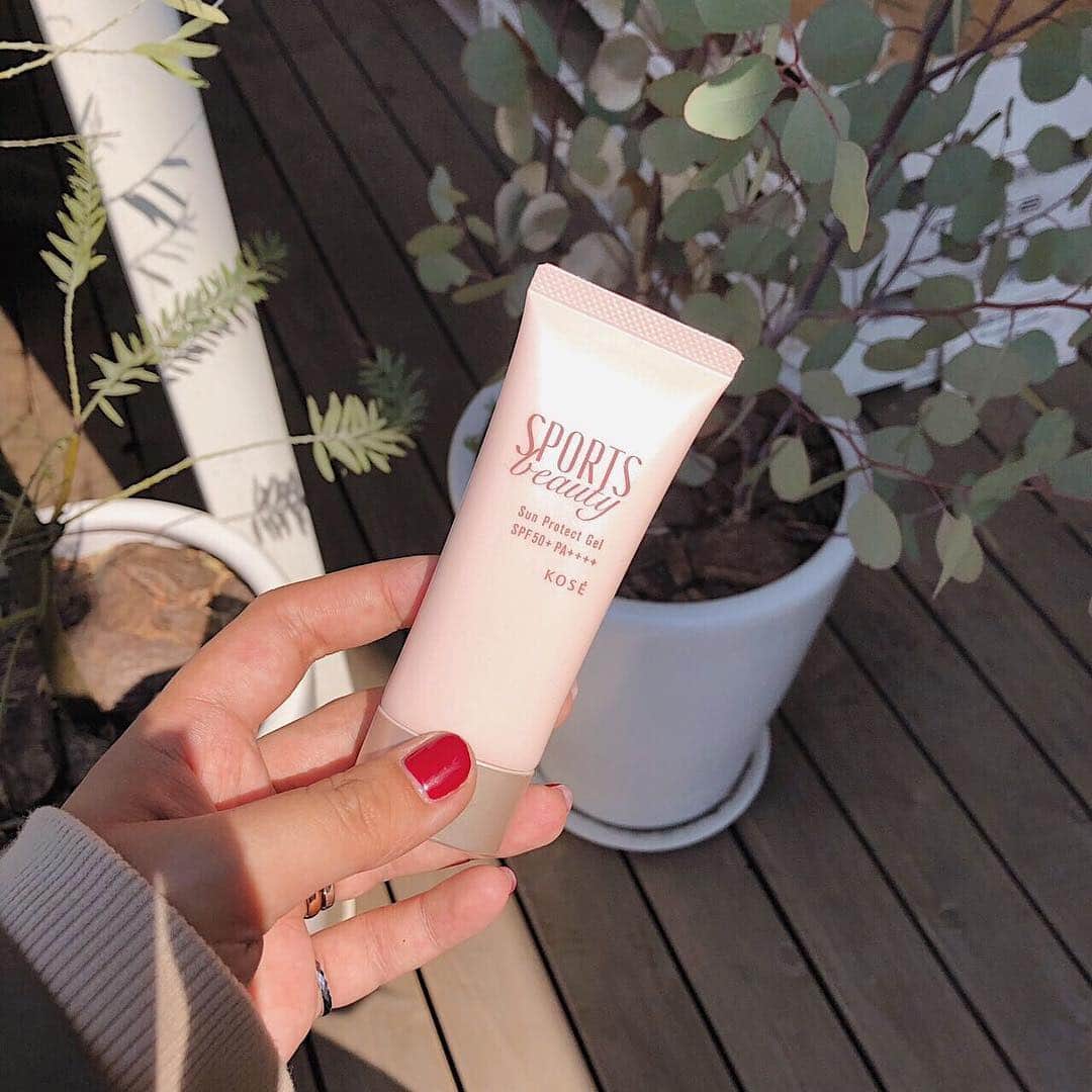 KOSE SportsBeautyのインスタグラム：「. お天気の日にはアクティブにお出かけ✨⁣⠀ SPORTS beautyの日やけ止めはポケットにも収まる可愛いサイズ感。⁣⠀ いつでもどこでも持ち歩き可能、ササっと塗り直しできちゃいます🛍⁣⠀ ⁣⠀ ⁣. #SPORTSbeauty #スポーツビューティ #スポビ #スポ美 ⁣⠀ #スポ美クラブ ⁣⠀ #KOSE #コーセー #日焼け予防 #日焼け止め #日焼け対策 ⁣⠀ #紫外線 #紫外線対策 #紫外線予防 #UV #UV対策 ⁣⠀ #UVミルク  #suncare #美肌 #メタリックピンク #手元 ⁣⠀ #お出かけ #ネイル #モテコスメ #美容 #美容大好き #美肌作り ⁣⠀ #セルフネイル #植物⁣⠀ ⁣⠀ ⁣⠀」