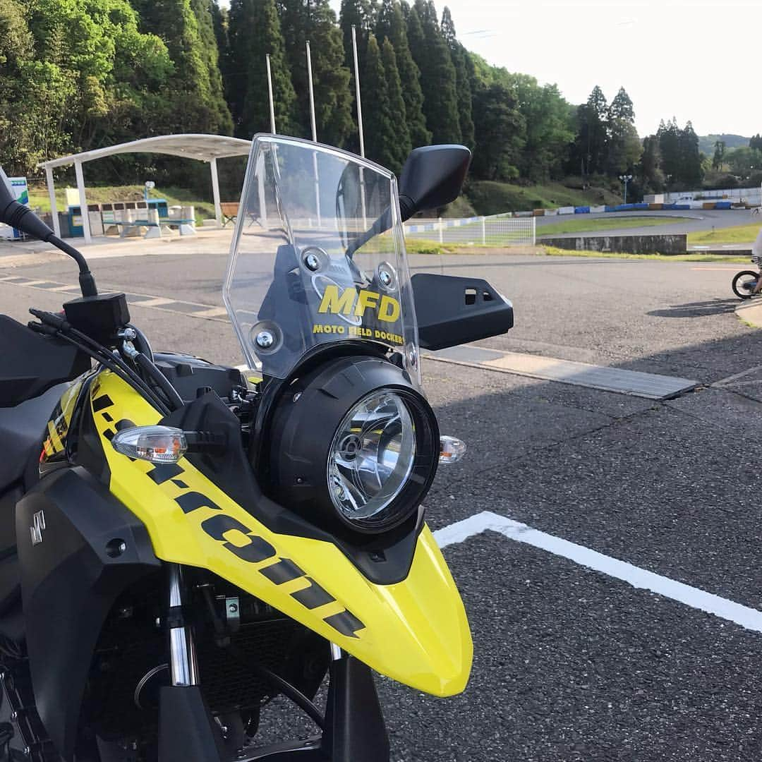 小川裕之さんのインスタグラム写真 - (小川裕之Instagram)「#vstrom250 はいいぞ！ 今日はシトシト雨だったけど、昼から天気回復して楽しかったー！まさかの #茂原ツインサーキット さんの計らいでコースもちょっと走った♪そして、バイクを貸してくれたドッカーズさん、あざっす！  #OGAチャンネル #mfdtokyo」4月25日 18時19分 - ogastunt