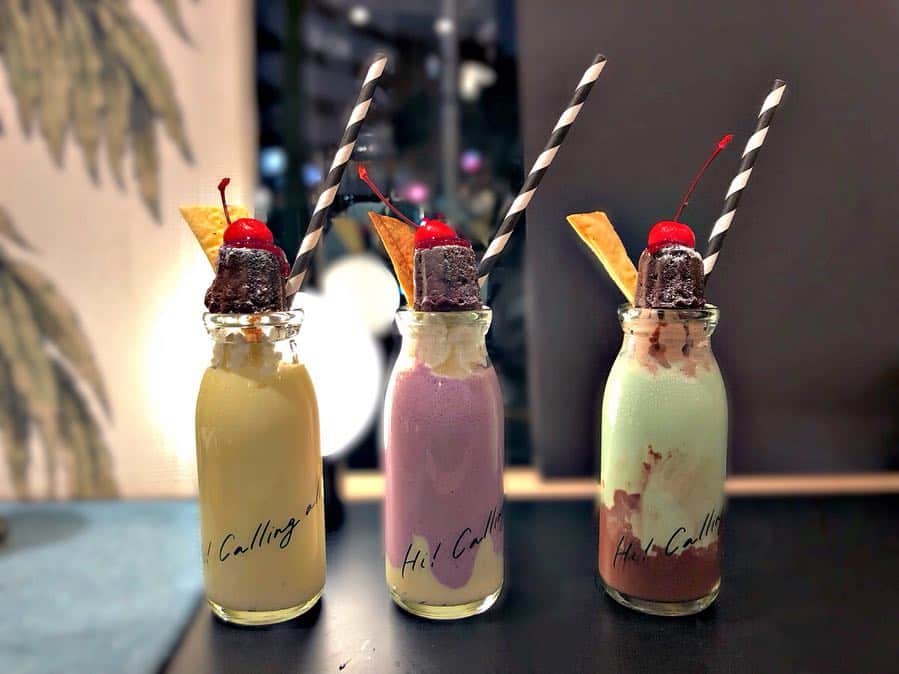 のインスタグラム：「［#cafemiru_東京］﻿﻿ ——————————————————————﻿﻿ 代官山の人気店｢HI-CACAO CHOCOLATE STAND｣さんの新作スイーツ🍨🍫🍋 ﻿﻿ 本日4/25から！﻿﻿ ☑︎チョコレートシェイククーラー﻿  各800yen﻿﻿ (レモン･ブルーベリー･ピスタチオから日替わりで2種類販売))　﻿ ☑︎チョコカヌレフォンダン　各200yen~﻿﻿ (チョコミント･チェリー･レモンクリームチーズ)﻿﻿ ※代官山店限定﻿ ☑︎焼きたてフォンダンショコラ　600yen﻿﻿ ※代官山店限定﻿ ﻿﻿ ﻿一瞬で心奪われる可愛さのあるメニューたちは、どれも濃厚なチョコレートの風味と、それぞれのフレーバーが見事にマッチしたさすが専門店✨な味わい❣️﻿﻿ ﻿ HI-CACAO CHOCOLATE STAND さんといえばこれ❗️なイメージも強い、チョコレートシェイククーラーは、さっぱり味わえるフルーツフレーバーやコクのあるピスタチオがこれからの季節﻿にぴったり🍹﻿﻿ カラフルなシェイクにお店自慢のカヌレとチェリーのトッピングがとっても可愛くて写真映えも抜群です🍒﻿﻿ ﻿ ﻿想像以上にしっとり、ねっとりとした、たっぷりとチョコレートを味わえるチョコカヌレフォンダンは、小さめサイズがおやつや1日のご褒美にもぴったり😘﻿﻿ ﻿ 焼きたてあつあつのチョコレートがとろ～りと溢れだすフォンダンショコラは、甘すぎないのに満足感があるので、今日は甘いものが食べたい！という気持ちをしっかり満たしてくれます🥺💕﻿﻿ レモンのまろやかな酸味で爽やかさもプラスされてとっても食べやすい🍴🍋﻿﻿ ﻿ 夏が待ち遠しくなるような、素敵なスイーツメニューたちは本日4/25よりお店で食べられるので、ぜひ行ってみてください✨﻿ ﻿ ﻿※焼きたてフォンダンショコラ、チョコカヌレフォンダンは代官山店限定。﻿﻿ チョコレートシェイククーラーは店舗によってトッピングが異なるようなので、お出かけの際はご注意ください。﻿﻿ ﻿﻿ ﻿﻿ 📍HI-CACAO CHOCOLATE STAND 代官山店﻿﻿ ⚪︎住所 / 東京都渋谷区代官山町20‐23 TENOHA代官山＆NEXT 1F﻿﻿ ⚪︎営業時間 / 11:00‐20:00（L.O.19:30）﻿﻿ ⚪︎定休日 / 不定休﻿﻿ ⚪︎アクセス / 東急東横線 代官山駅 徒歩3分﻿﻿ ﻿﻿ 📍HI-CACAO CHOCOLATE STAND 原宿店﻿﻿ ⚪︎住所 / 東京都渋谷区渋谷1‐23‐21﻿﻿ ⚪︎営業時間 / 12:00‐18:00(L.O.17:30) ﻿﻿ ⚪︎定休日 / 不定休﻿﻿ ⚪︎アクセス / 東京メトロ千代田線 明治神宮前(原宿)駅 徒歩5分﻿﻿ ﻿﻿ 【cafemiru_tokyo】﻿﻿ 📍 HI-CACAO CHOCOLATE STAND Daikanyama﻿﻿ ◎Open Hours / 11:00‐20:00（L.O.19:30）﻿﻿ ◎closest station / Tokyu Toyoko Line「Daikanyama」﻿﻿ ﻿﻿ 📍 HI-CACAO CHOCOLATE STAND Harajuku﻿﻿ ◎Open Hours / 12:00‐18:00(L.O.17:30)﻿﻿ ◎closest station /Tokyometro Chiyoda Line「meiji-jingumae」﻿﻿ ﻿﻿ ☕️ @hicacao.jp﻿﻿ 📷 @cafemiru.jp﻿﻿ ——————————————————————﻿﻿ Cafemiruでは「#インスタ探検隊」or「#cafemiru」をタグ付けしているカフェ写真から、運営スタッフが厳選してご紹介しています👀🔍﻿﻿」