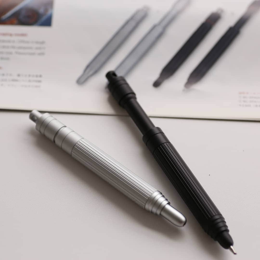 トンボ鉛筆さんのインスタグラム写真 - (トンボ鉛筆Instagram)「平成のトンボのデザインペンたち！平成のトンボ文具紹介３日目📝  今回は平成初期から中ごろに発売されたデザインに特長のあるペンをピックアップ！ どの製品も、オフィス・事務用品とはちょっと異なる目線で作られた「デザインペン」です。 遊び心あふれる平成らしい空気があります✨  どの製品も販売終了してしまいましたが、今ならどれがほしいですか？？🙆‍♂️ . . . #トンボ鉛筆 #文房具 #文具 #文具好き #文房具好きな人と繋がりたい #ぶんぼうぐ #文房具好き #文具好きさんと繋がりたい #stationerylovers #stationeryaddict #stationerylove #tombowpencil #平成文具 #平成 #平成生まれ」4月25日 18時20分 - tombowpencil
