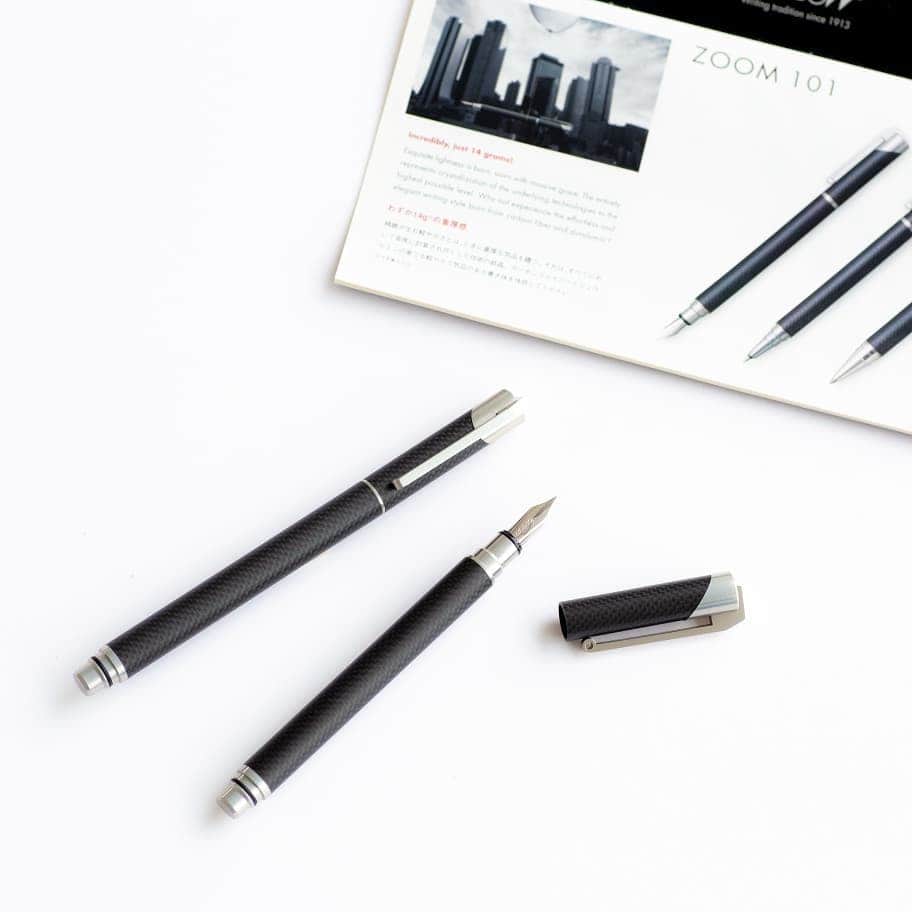 トンボ鉛筆さんのインスタグラム写真 - (トンボ鉛筆Instagram)「平成のトンボのデザインペンたち！平成のトンボ文具紹介３日目📝  今回は平成初期から中ごろに発売されたデザインに特長のあるペンをピックアップ！ どの製品も、オフィス・事務用品とはちょっと異なる目線で作られた「デザインペン」です。 遊び心あふれる平成らしい空気があります✨  どの製品も販売終了してしまいましたが、今ならどれがほしいですか？？🙆‍♂️ . . . #トンボ鉛筆 #文房具 #文具 #文具好き #文房具好きな人と繋がりたい #ぶんぼうぐ #文房具好き #文具好きさんと繋がりたい #stationerylovers #stationeryaddict #stationerylove #tombowpencil #平成文具 #平成 #平成生まれ」4月25日 18時20分 - tombowpencil