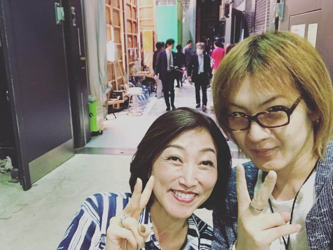 田中ウルヴェ京さんのインスタグラム写真 - (田中ウルヴェ京Instagram)「テレ朝ワイドスクランブル。 木曜コメンテーターでいつも一緒の若新雄純くん。  見た目「こーゆー感じ」ですが、とっっっっても優しく多視点他視点あるステキな若新さんです。😊 色々嬉しいこと言ってくれるんだなあ。褒め上手で。  すでに私ってばだいぶ騙されてるんだろーか。。。😙 ピースの仕方で「も」年齢バレるウルヴェさん。。。😭 #若新雄純」4月25日 18時24分 - miyako.tanaka.oulevey