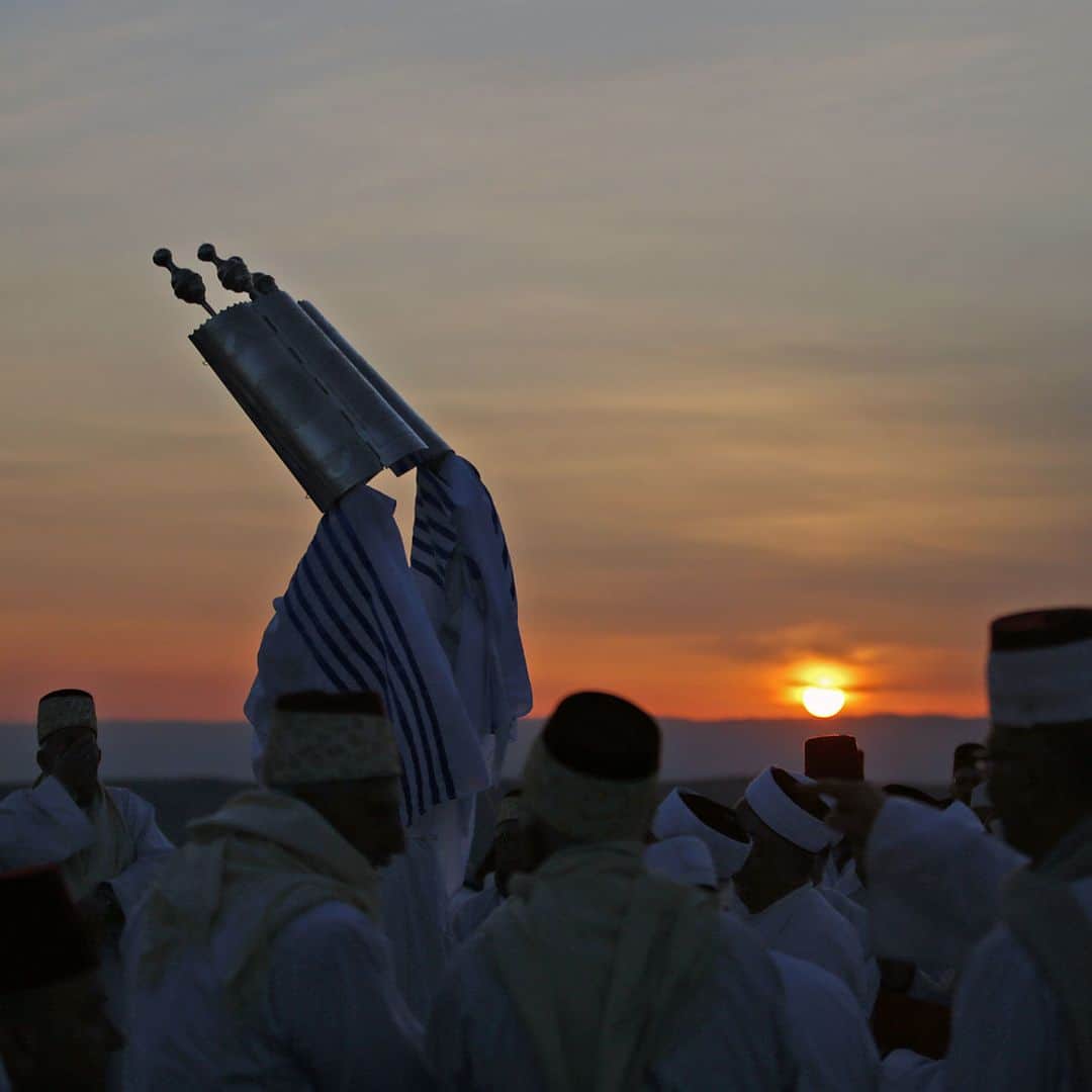 AFP通信さんのインスタグラム写真 - (AFP通信Instagram)「AFP Photo 📷  Jaafar Ashtiyeh - Samaritan worshippers participate in an early morning Passover ceremony at Mount Gerizim near the northern West Bank city of Nablus, on April 25, 2019. . The Samaritans are a community of a few hundred people living in Israel and in the Nablus area who trace their lineage to the ancient Israelites led by the biblical prophet Moses out of Egypt. . #Samaritan #Passover #MountGerizim #Nablus」4月25日 18時25分 - afpphoto