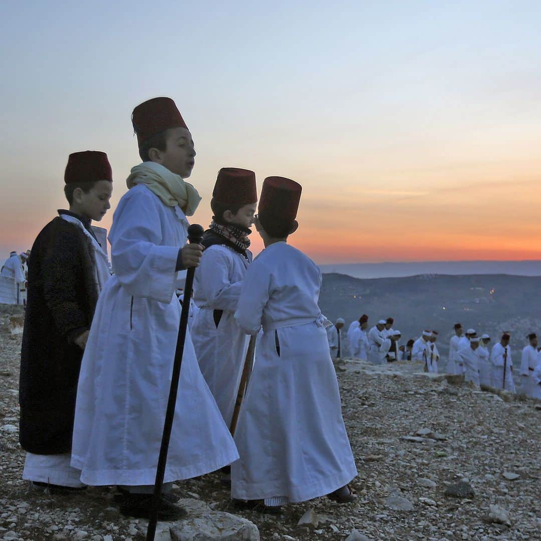 AFP通信さんのインスタグラム写真 - (AFP通信Instagram)「AFP Photo 📷  Jaafar Ashtiyeh - Samaritan worshippers participate in an early morning Passover ceremony at Mount Gerizim near the northern West Bank city of Nablus, on April 25, 2019. . The Samaritans are a community of a few hundred people living in Israel and in the Nablus area who trace their lineage to the ancient Israelites led by the biblical prophet Moses out of Egypt. . #Samaritan #Passover #MountGerizim #Nablus」4月25日 18時25分 - afpphoto