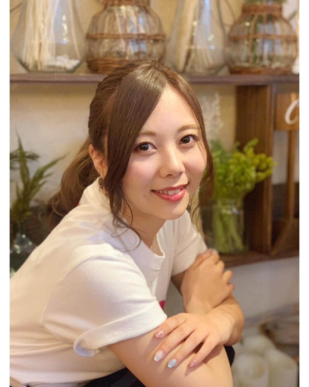 西村季里子のインスタグラム：「・ 毎回スタッフさんが、 「インスタ用に撮ってあげる！」 って声をかけてくれる優しさにうるうる🥺💓 「こっちの背景のほうがいいよ！」 とか 「これ持って！」 とか指定してくれるのもありがたい😂💓 しまいには何人かで撮りあいっこしてくれて、 「私のほうがうまい」 「こっちのきりちゃんのほうがいい」 って言い合ってたり🤭💞 愛だなぁ〜ありがとうございます🙏🏻💖 「インスタ楽しみにしてるよ〜」 って声かけてもらえるの本当励みになる🐥 今年はインスタ(ほぼ)毎日更新が目標だから 楽しんでがんばろう〜🌷」