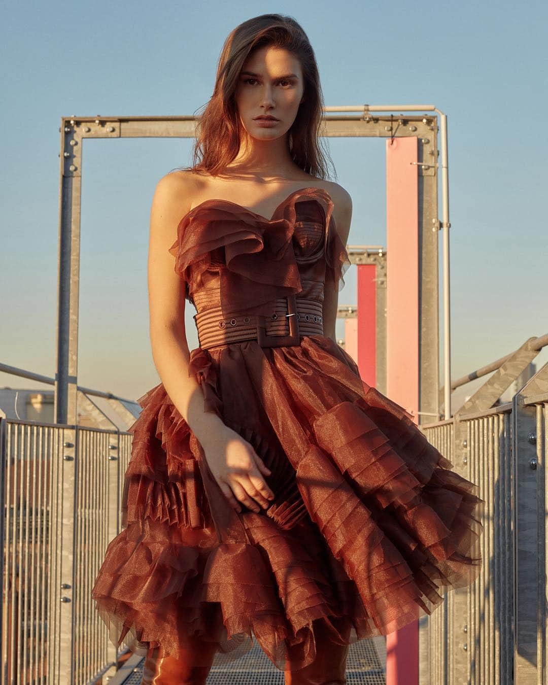 のインスタグラム：「The shade of cocoa, the softness of a feather. #ScervinoSS19 organza dress with ruffles. . . #ErmannoScervino #organza #ss19 #sscollection #handmade #madeinitaly #couture #runwaylook #womenswear #madeinflorence」