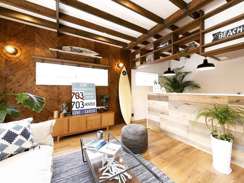 のインスタグラム：「.﻿ RE住むリノベ商品『BEACH  STYLE』で戸建リノベーションされた施工事例をご紹介！﻿﻿ ﻿﻿ ヘリンボーンの壁面や、無垢材を使ったキッチン、マリンランプなど部屋全体が西海岸を感じさせるような開放感と空気に包まれています🌴🎶﻿﻿ ﻿﻿ 戸建ならではのバルコニーの開放感も『BEACH  STYLE』にピッタリ！﻿﻿ ﻿﻿ ﻿﻿ 詳しくは商品ページをご覧ください！﻿﻿ @resumu_renovation﻿﻿﻿ ﻿﻿ ﻿﻿ ﻿ ﻿ #RE住む #RE住むリノベーション #リノベーション #マンションリノベ #中古マンション #中古リノベ #マイホーム #住宅 #家具 #ライフスタイル #西海岸 #西海岸テイスト #西海岸インテリア #カリフォルニア #カリフォルニア工務店 #ビーチハウス #海が好き #ヘリンボーン #家づくり #暮らしを楽しむ #無垢の床 #サーフスタイル #ウッドデッキ #サーフ女子 #サーファーズハウス﻿ #wtw #surf #beach #wtwstyle﻿」