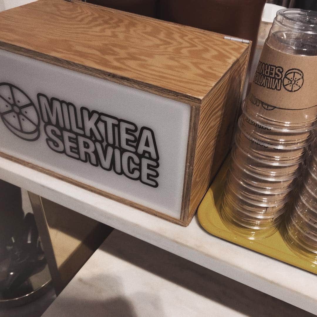 Ameri vintageさんのインスタグラム写真 - (Ameri vintageInstagram)「MILKTEA SERVICE POP UP SHOP at Ameri VINTAGE 代官山店 . 期間 4/27(土)〜4/29(月) 時間 12時〜18時 . @milkteaservice  オリジナルブレンドの茶葉で作ったミルクティーは、コクがあって甘いのに、スッキリした後味が特徴です。 . 是非代官山に来られた際にはお立ち寄りくださいね！ . #ameri #amerivintage #ameri_daikanyama #shopping #milktea」4月25日 18時32分 - amerivintage