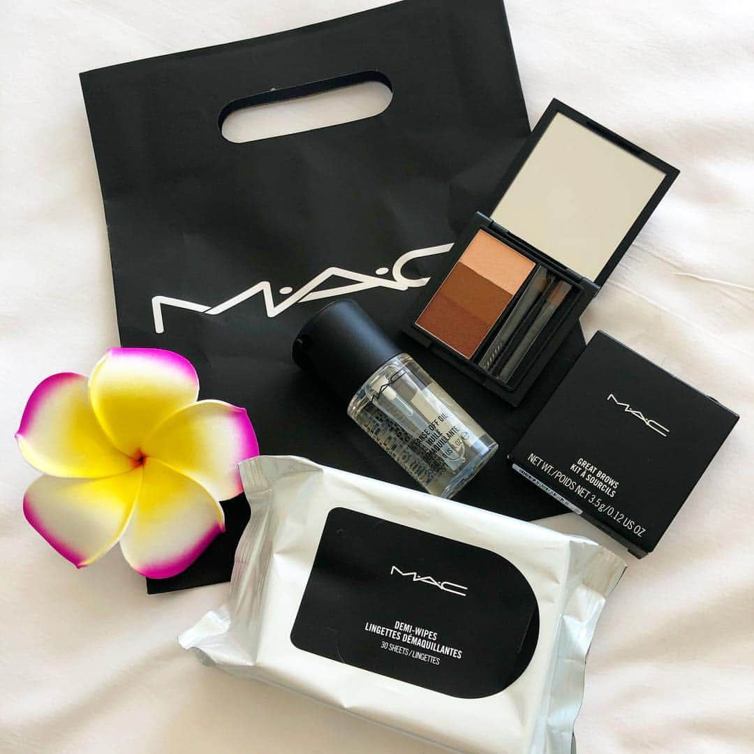 うさたにパイセンさんのインスタグラム写真 - (うさたにパイセンInstagram)「. 私にしては珍しくMAC💄✨ . ハワイは日本より安くてついに自腹で買ってしまったwwww . . 普段絶対買えなくてうさたに組の子達にもらってばっかなのに😂ww . . アイブロウパウダーとポイントメイク落としとシートのメイク落とし！！ . . そうはいっても全部で6千円もしたので金欠です。😭 . . MACの袋が若干クシャってるのがうさたにらしいばい？😂w . . #mac #hawaii #aramoana #honolulu #cosmetics」4月25日 18時32分 - usatanipaisen1215