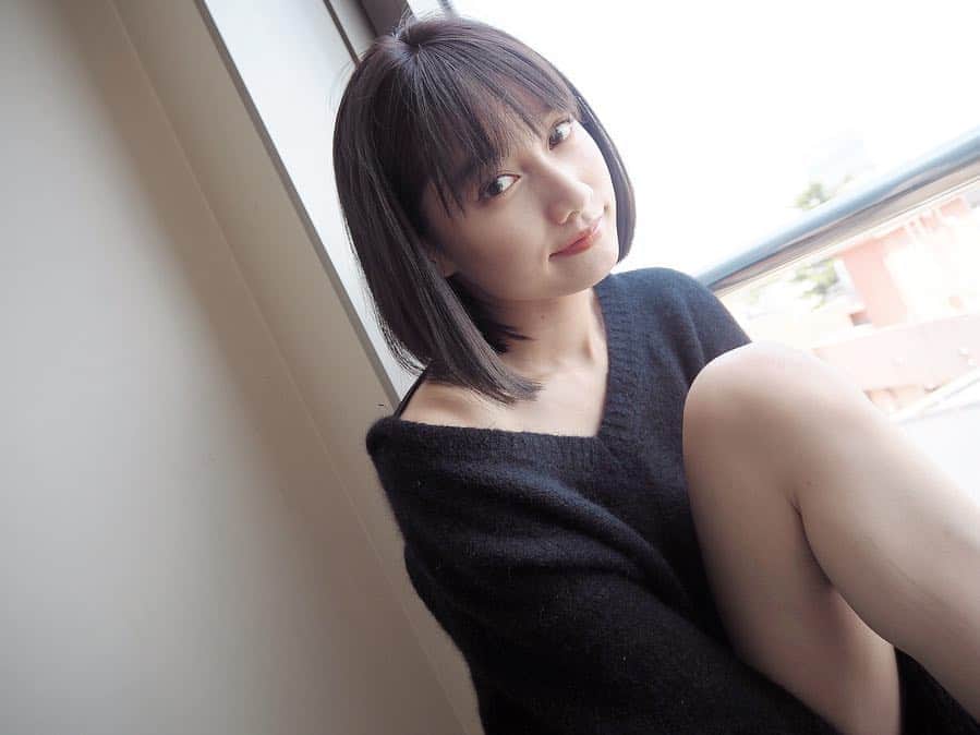 武田あやなさんのインスタグラム写真 - (武田あやなInstagram)「. おはよう的な写真📷 ちなみにニットはdieselです🥺 #portraitgirl #japanesegirls  #coregraphy #selfie_time  #japan_portrait_club #me  #photomodels #diesel #ディーゼル #ゆるコーデ  #ワンピースコーデ #ブラックコーデ  #セルフィ #その瞬間に物語を  #スクリーンに恋して  #ポトレのセカイ #ポトレ女子  #お洒落女子 #おフェロ  #エロかわ #見えそうで見えない #笑」4月25日 18時34分 - ayanatakedaa