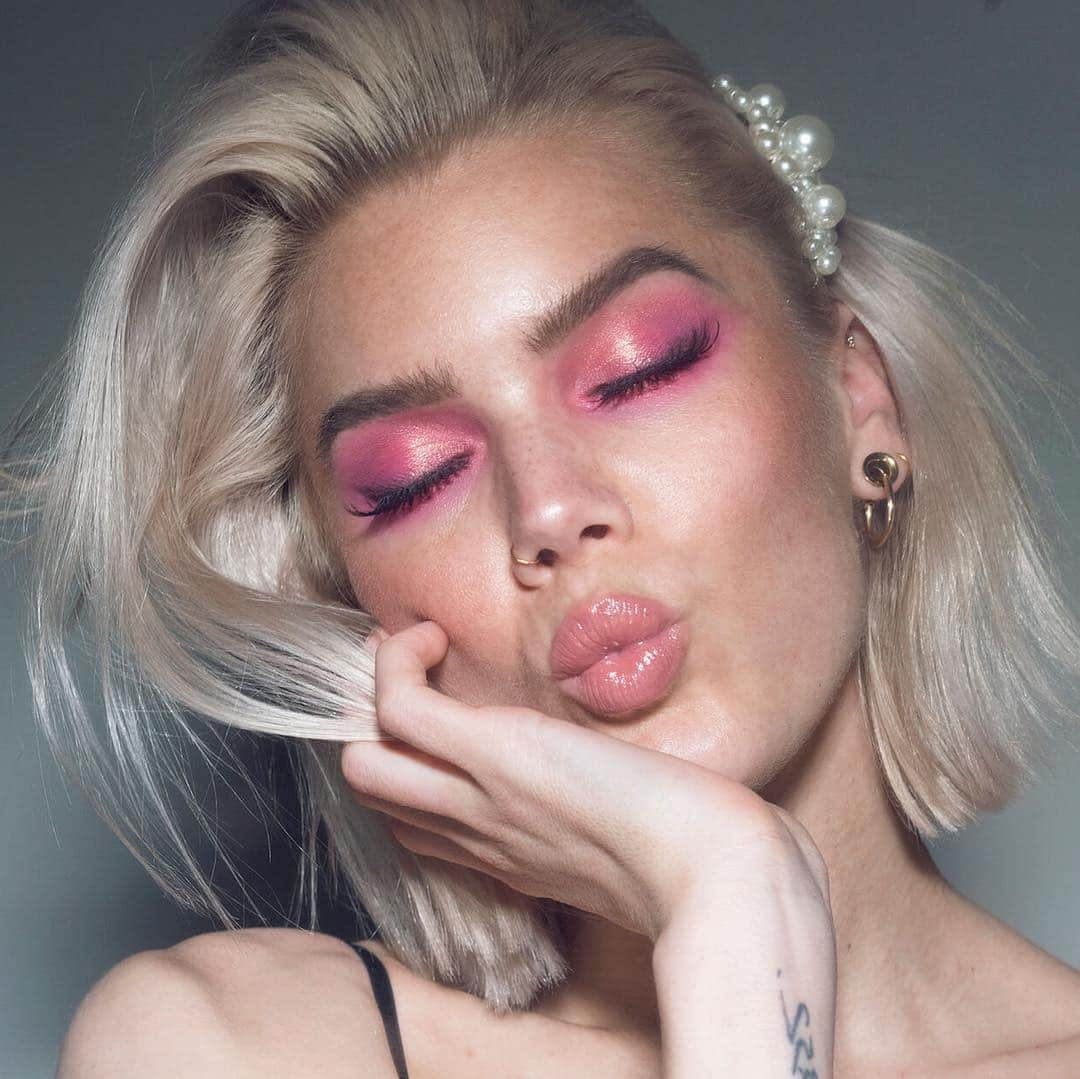 Linda Hallbergさんのインスタグラム写真 - (Linda HallbergInstagram)「Springy and fresh using @lindahallbergcosmetics Spectral Eyeshadow Palette on eyes and cheeks. 🌸 #spectraleyeshadowpalette #lindahallberg #mua #fotd #ad #reklam」4月25日 18時34分 - lindahallberg