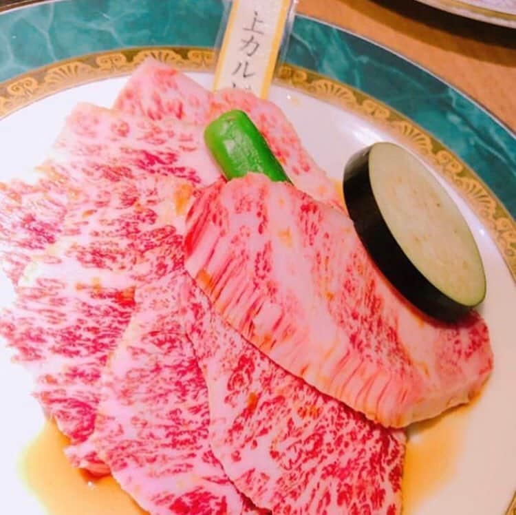 炭火焼肉BISTRO山城牛さんのインスタグラム写真 - (炭火焼肉BISTRO山城牛Instagram)「. 🐮 🐮 昨日に引き続き…カルビ😍 . 特上に勝るとも劣らないこのサシ..🤤 . 見比べてみてください💛 . . . 🐮 🐮 〜 当店のご紹介 〜 那覇市松山 沖縄県産黒毛和牛 【山城牛】のA5ランクを焼肉で提供する専門店🐮 ボトル、グラス共にワインの品揃えは県内随一🍷 @yamasiro029 . . 〜 系列店舗のご紹介 〜 . 那覇新都心 本格和洋創作が豊富なドリンクと一緒に一つのテーブルで楽しめる🍽 【和洋ダイニング おもろはうす】 @omorohouse . 那覇市牧志(沖映通り) 幻の和豚 交配率100%の純血金武アグーのみを使用する専門店 【金武アグーしゃぶしゃぶ 琉球】 @kinagu.ryukyu . ご予約は各アカウント、その他グルメサイトからお願い致します🙇‍♂️🙇‍♀️ . . #沖縄 #炭火焼肉 #bistro #山城牛 #沖縄焼肉 #肉 #那覇市 #那覇市松山 #和牛 #ワイン #誕生日 #赤肉 #okinawa #naha #yakiniku #wagyu #wine #instagram #instagramer #foodstagram #foodie #foodporn #instagood #デート #接待 #特上カルビ #上カルビ #おもろはうす #金武アグー #金武アグーしゃぶしゃぶ琉球 .」4月25日 18時36分 - yamasiro029