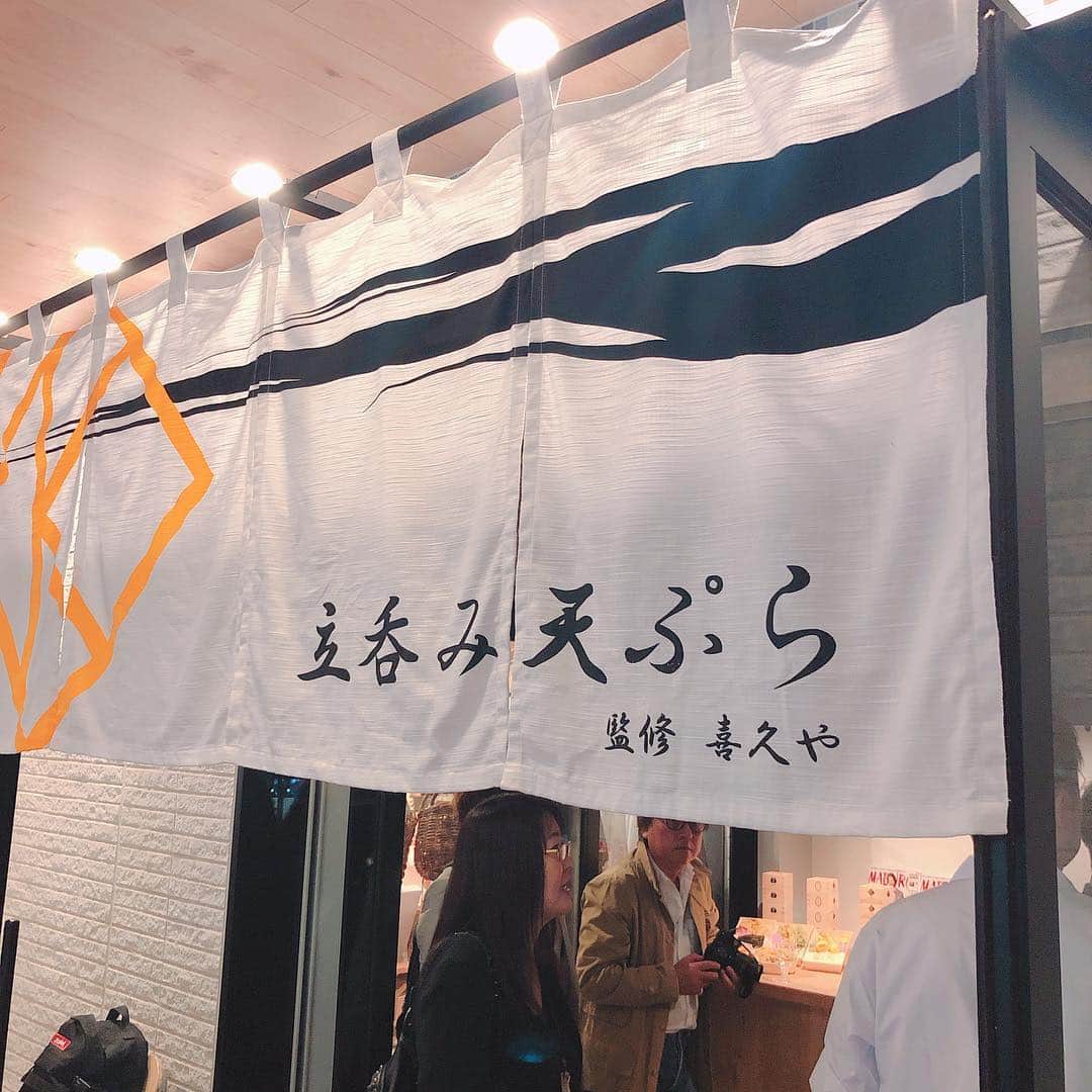 内田滋さんのインスタグラム写真 - (内田滋Instagram)「天ぷら「喜久や」で有名な、株式会社 一期一会 代表取締役の本間さんからご連絡頂き、自由が丘に4/27グランドオープンの7店舗目「KIKU」のレセプションに行ってきました。 いやー、自由が丘北口目の前にあるお店はオサレオサレで、ハッピーアワーはおつまみ食べ放題！らしく、また新たな店舗展開、発想の素晴らしさ、何もかもが新鮮で、いっぱい勉強になりました。 30分ちょいしか居れませんでしたが、お久しぶりにお会いできて嬉しかったです。  #KIKU #自由が丘北口KIKU #天ぷら喜久や」4月25日 18時40分 - shige_uchida