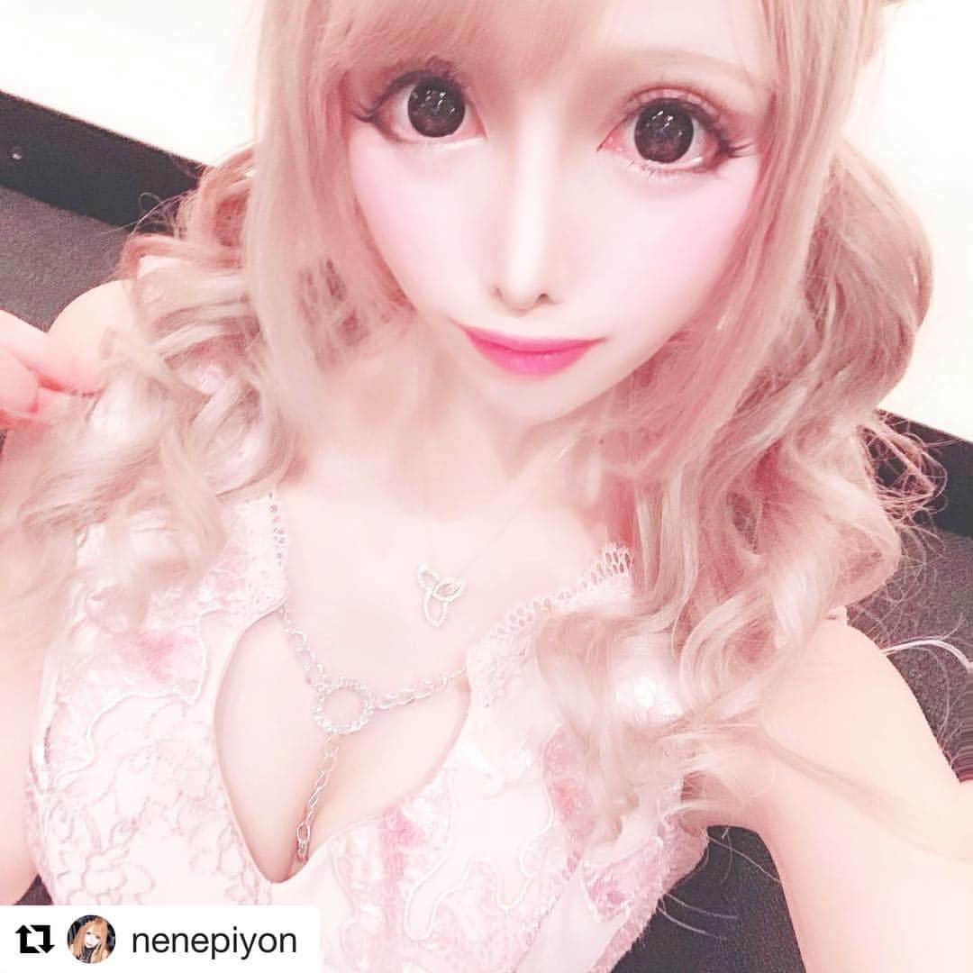 恵比寿フィラークリニックさんのインスタグラム写真 - (恵比寿フィラークリニックInstagram)「ねねーしゅさんがご来院くださり、小顔の人気メニューBNLSを施術されました💁‍♀️♥️ ㅤㅤㅤㅤㅤㅤㅤㅤㅤ 注射だけで小顔になれると人気のBNLS✨ ㅤㅤㅤㅤㅤㅤㅤㅤㅤ GWもまだまだご予約可能な日もございます💁‍♀️ 是非お問い合わせくださいませ✨✨ ㅤㅤㅤㅤㅤㅤㅤㅤㅤ #Repost @nenepiyon with @get_repost ・・・ そういや新宿フィラークリニック(@filler_clinic )でbnlsしてきた(*´꒳`*)❤️ 痛み皆無だったし一瞬で終わるから整形に抵抗あったりする人も周りにバレずにだんだん小顔になるとのこと（╹◡╹）☆ 過去にも沢山打ってきたけど翌日にはわりかしシュってしてきてる(｀・ω・´) 埋没とかヒアルみたいに分かりやすいプチ整形とかではなくてエステ感覚だから学生さんにもオススメかなって思う〜  私のインスタ見たで10%オフで施術受けられます〜💉 歌舞伎町のドンキすぐ近くだから立地もよき🤙  #フィラークリニック#bnls#ヒアルロン酸#注入専門#新宿#歌舞伎町#キャバ嬢#ヘアメ#ツインテール#小顔#なりたい」4月25日 18時40分 - filler_clinic