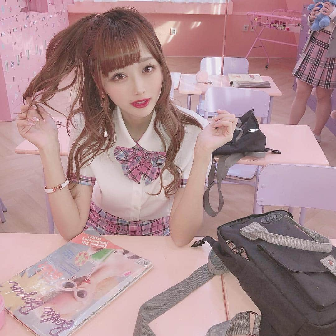 さきぼんさんのインスタグラム写真 - (さきぼんInstagram)「弘大にある nuguna korean school uniform (@nuguna.rental )で制服レンタルしたよ♡ 韓国の制服がレンタルできてお店の中にフォトスポットがあるの( ⸝⸝ • ̫ • ⸝⸝ ) . 弘大入口駅が原宿みたいで1番楽しかった♪ ピアスたくさん買ったよ！ . 韓国直前に表参道の @eyece_aoyama_ でマツエクしてもらったの！めちゃ施術早くて気に入ったから来月も行くよ♡ ↓お得情報♡↓ 大人気まつ毛パーマ 初回割引 3500円+税 ＠eyece_aoyama_  フォローでさらに割引  3000円+税 ♡ 「さきぼんのインスタをみた」 とDMに直接ご予約下さい！ . . #nuguna#nugunaschooluniform#韓国カフェ#韓国#弘大#弘大入口#弘大カフェ#制服レンタル#제복#제복카페#韓国の制服#校服體驗#韓國校服體驗#校服出租#韓國旅遊#ホンデ#コスプレ#制服コーデ#オルスタグラム  #フォトスポット #韓国旅行 #プデュ #アイドル #idol #nuguna韓国制服レンタル #マツエク #まつ毛パーマ #まつパ #表参道 #さきぼん海外」4月25日 18時42分 - sakibon69