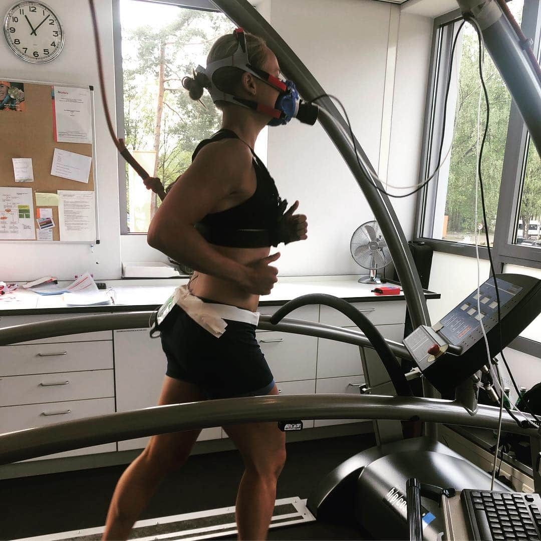 セレーナ・ピークさんのインスタグラム写真 - (セレーナ・ピークInstagram)「Time for the yearly vo2 max tests 🤢. The photos were taken at the beginning of the test as you can tell by my face ;-).」4月25日 18時42分 - selenapiek