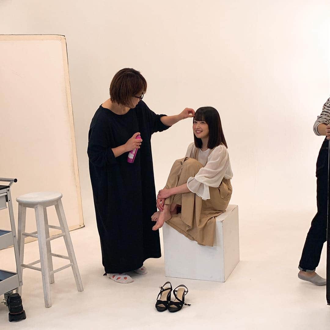 髙橋明日香さんのインスタグラム写真 - (髙橋明日香Instagram)「新しい宣材写真の撮影してきました。  ヘアメイクのいとちん。 なんと小学校中学校を一緒に過ごした同級生。 いろんな現場で頑張ってるのは知ってたんだけど、一度どうしてもヘアメイクしてほしくて、お願いしたら快く引き受けてくれたの(^ ^) 丁寧に、とっても素敵に仕上げてくれて感動！ 紹介してくれたカメラマンさんもとっても素敵な写真撮ってくれて、さらに感動！！ ありがとう♡ わたしも益々頑張らなくては。  #撮影 #宣材撮影 #いとちんメイク #ヘアメイク」4月25日 18時44分 - asuka_takahashi1019