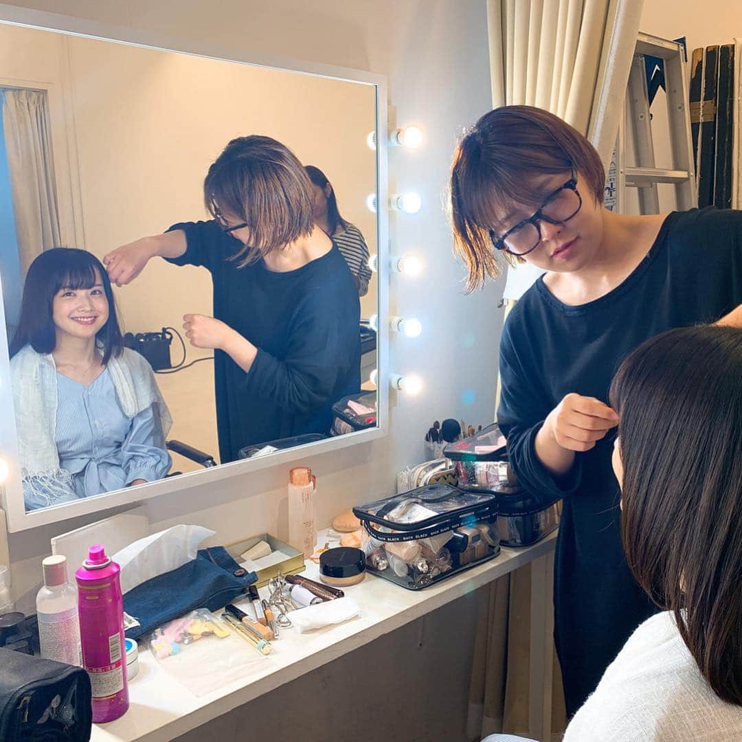 髙橋明日香さんのインスタグラム写真 - (髙橋明日香Instagram)「新しい宣材写真の撮影してきました。  ヘアメイクのいとちん。 なんと小学校中学校を一緒に過ごした同級生。 いろんな現場で頑張ってるのは知ってたんだけど、一度どうしてもヘアメイクしてほしくて、お願いしたら快く引き受けてくれたの(^ ^) 丁寧に、とっても素敵に仕上げてくれて感動！ 紹介してくれたカメラマンさんもとっても素敵な写真撮ってくれて、さらに感動！！ ありがとう♡ わたしも益々頑張らなくては。  #撮影 #宣材撮影 #いとちんメイク #ヘアメイク」4月25日 18時44分 - asuka_takahashi1019
