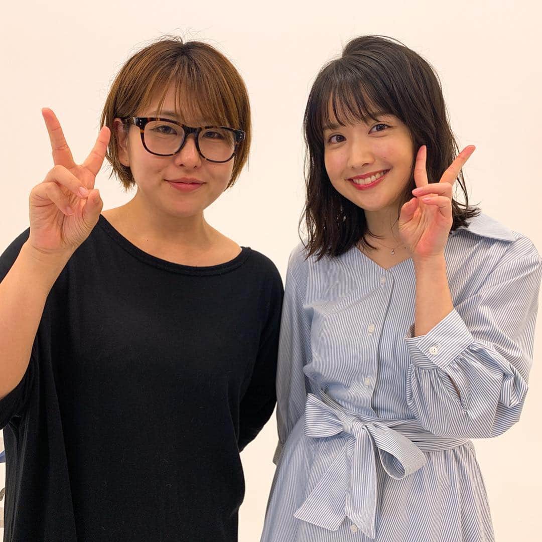 髙橋明日香のインスタグラム：「新しい宣材写真の撮影してきました。  ヘアメイクのいとちん。 なんと小学校中学校を一緒に過ごした同級生。 いろんな現場で頑張ってるのは知ってたんだけど、一度どうしてもヘアメイクしてほしくて、お願いしたら快く引き受けてくれたの(^ ^) 丁寧に、とっても素敵に仕上げてくれて感動！ 紹介してくれたカメラマンさんもとっても素敵な写真撮ってくれて、さらに感動！！ ありがとう♡ わたしも益々頑張らなくては。  #撮影 #宣材撮影 #いとちんメイク #ヘアメイク」