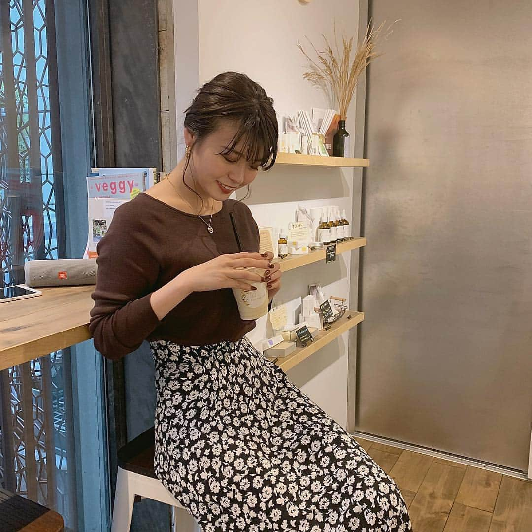 井口綾子さんのインスタグラム写真 - (井口綾子Instagram)「・ 同じ事務所で、憧れの矢野未希子さんが新イメージキャラクターを務める0.6 RICE BRAN OIL ( @0.6ricebranoil )さんにお邪魔して、米糠スムージーをいただいてきました☺️ これ一杯でなんとレタス一個分の食物繊維が入っているらしい、、！ 米糠ってクセがある味なのかなぁとおもっていたけど、きな粉みたいな味で飲みやすくて美味しかったー！ しかも！ 今なら5月6日までの期間限定で一杯100円で飲めるらしいです！😳✨ 腸の運動を大きく助けたり、デトックス効果があったり美容効果抜群でこの値段は嬉しすぎる、、！ 青学からも近くて行きやすい立地なのも嬉しい😭 皆さんも是非いってみてください💖 ・ #飲める米糠 #米糠スムージー #神明きっちん #0.6ricebranoil」4月25日 18時45分 - ayako_inokuchi