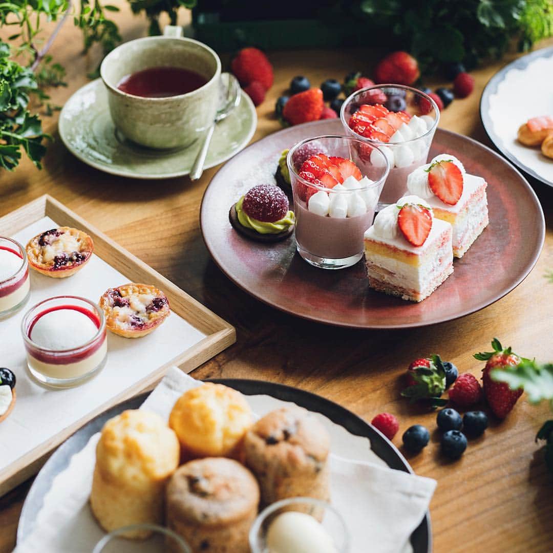 Andaz Tokyo アンダーズ 東京さんのインスタグラム写真 - (Andaz Tokyo アンダーズ 東京Instagram)「Have you tried our Berry Afternoon tea? 🍓🍰🍵🧁☕️ Served at The Tavern Lounge, this mouthwatering selection sweet and savory of treats features strawberries, raspberries, blueberries and blackberries 😋 Available only until April 30th, be sure to reserve ahead🌟https://bit.ly/2PsIZxT • 苺やラズベリー、カシスなど5種の愛らしいベリーをふんだんに使った大人気のベリーアフタヌーンティーは、いよいよ4月末日まで。💫 https://bit.ly/2IVixM2 #andaztavern」4月25日 18時45分 - andaztokyo