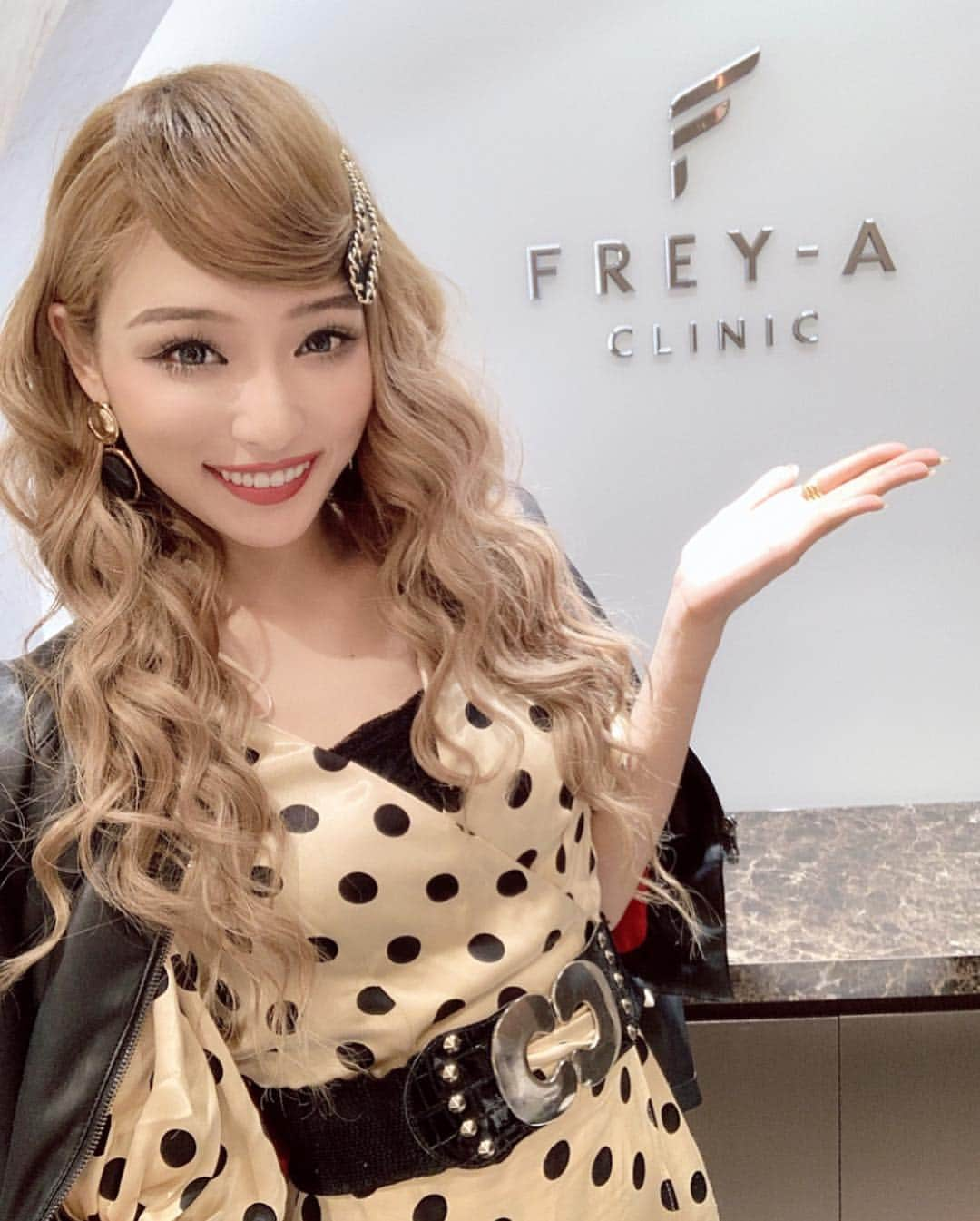 RiRiさんのインスタグラム写真 - (RiRiInstagram)「先日、  #フレイアクリニック 銀座院 @frey_a_official で、 #医療脱毛 をしてきました☺️✨ フレイアクリニックさんは、 #新しい医療脱毛クリニック で、従来の痛い医療脱毛とは違い、痛くない医療脱毛でした😳‼️ 寒くない様にベットも暖かくて、スタッフさんが小まめに聞いてくれて、温度も上げてくれるので、心地よくなって寝てしまった😂😂😂 たまに声かけられても、返事がままならなくなるほど、痛くもないし、とっても快適に #全身脱毛 が完了していて、嬉しかった🥺💗 医療脱毛＝効果ある＝痛い という方程式が、 医療脱毛＝効果ある＝痛くない に変わった🤤🎶 こちらの投稿を見たと伝えて4月中に来店すると、10%OFFになるみたいなので、気になった方は、ぜひチェックしてみてね❤️ #promotion #フレイアクリニック 新宿院」4月25日 18時45分 - _ri420