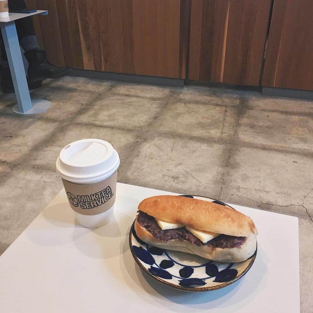 isutaさんのインスタグラム写真 - (isutaInstagram)「. 東京・二子玉川にあるカフェ「Let It Be Coffee」をご紹介♡ . 二子玉川駅から歩いて5分くらいのところにあるコーヒーショップです♩ . ウッドホワイトがベースにのクリーンなデザインの店内が魅力的！ . 人気のメニューは、たっぷりのあんとバターがトーストしたパンに挟まれた「あんバターサンド」です♡ . コーヒーとの相性抜群なので、ぜひカフェタイムに行ってみてくださいね！ _____ Let It Be Coffee open：11:00〜20:00 access：東京都世田谷区玉川3-23-25 ビーンズ二子玉川102 _____ Photo by  @____moto.aki16__ @natsui__xox . #isuta #isutapic #letitbecoffee #イスタ #二子玉カフェ #あんバターサンド」4月25日 18時46分 - isuta_jp
