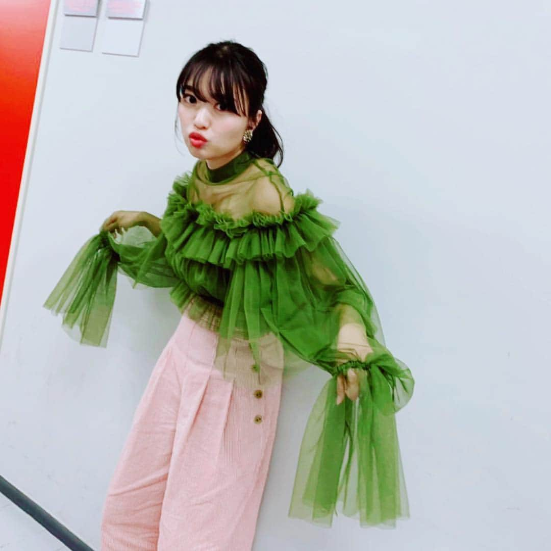 北原里英さんのインスタグラム写真 - (北原里英Instagram)「📺東大王👑 見てくださいましたか？ なぜかこの日はとても冴えていて… ひらめきの神様が降りてくれました😇✨ 自分でもびっくりしたあ！ 芸能人チームで勝つことができて とっても嬉しかったです🧡 衣装もかわいー！ スワイプしてねー！ . tops @belle_official.jp  pants @openingceremony.jp earrings  @citronbijoux . . #東大王」4月25日 18時46分 - rie_kitahara_3