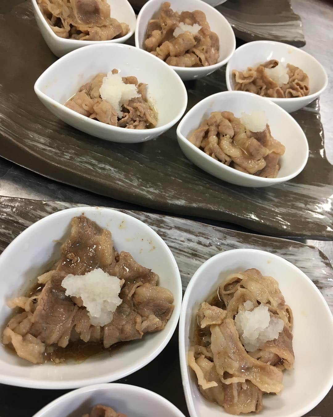 のインスタグラム：「昨日の団体様宴会にて。 牛肉も5点盛りも8点盛りも 何でもやってるよ🐓  御予算とリクエストございましたら お気軽にお問い合わせくださ〜い♬.*ﾟ  #鶏っく富山#飲み放題#地酒 #地鶏#完全個室#創作居酒屋#宴会#飲み会#予約受付中」