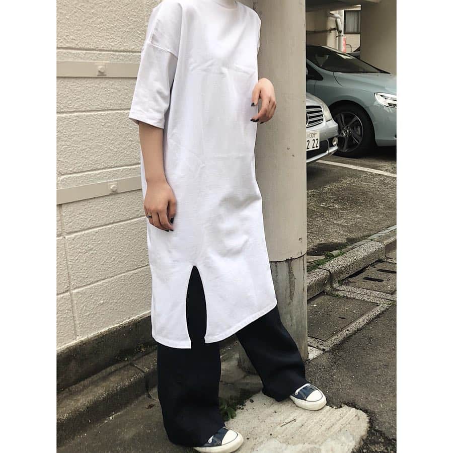 MINELALのインスタグラム：「【New Item】 #MINELAL 19Spring/Summer . ＊Cotton slit one-piece . . 前に入ったスリットが個性的なワンピース。  エージレスで人気の高い肩が落ちるシルエット。  今季はタイトなレギンスやデニムなどを合わせるのがオススメです。  インナーがあれば春先から秋口まで長く使えるアイテム◎ . Color:Black/Off white . . MINELAL ONLINEへはプロフィールから☝️ . また、MINELAL ONLINE では新規会員登録をして下 さった方全員に500pointをプレゼントしております‼️ 商品を少しでも安く手に入れるチャンスですので、 この機会に是非ご登録下さいませ🎁」