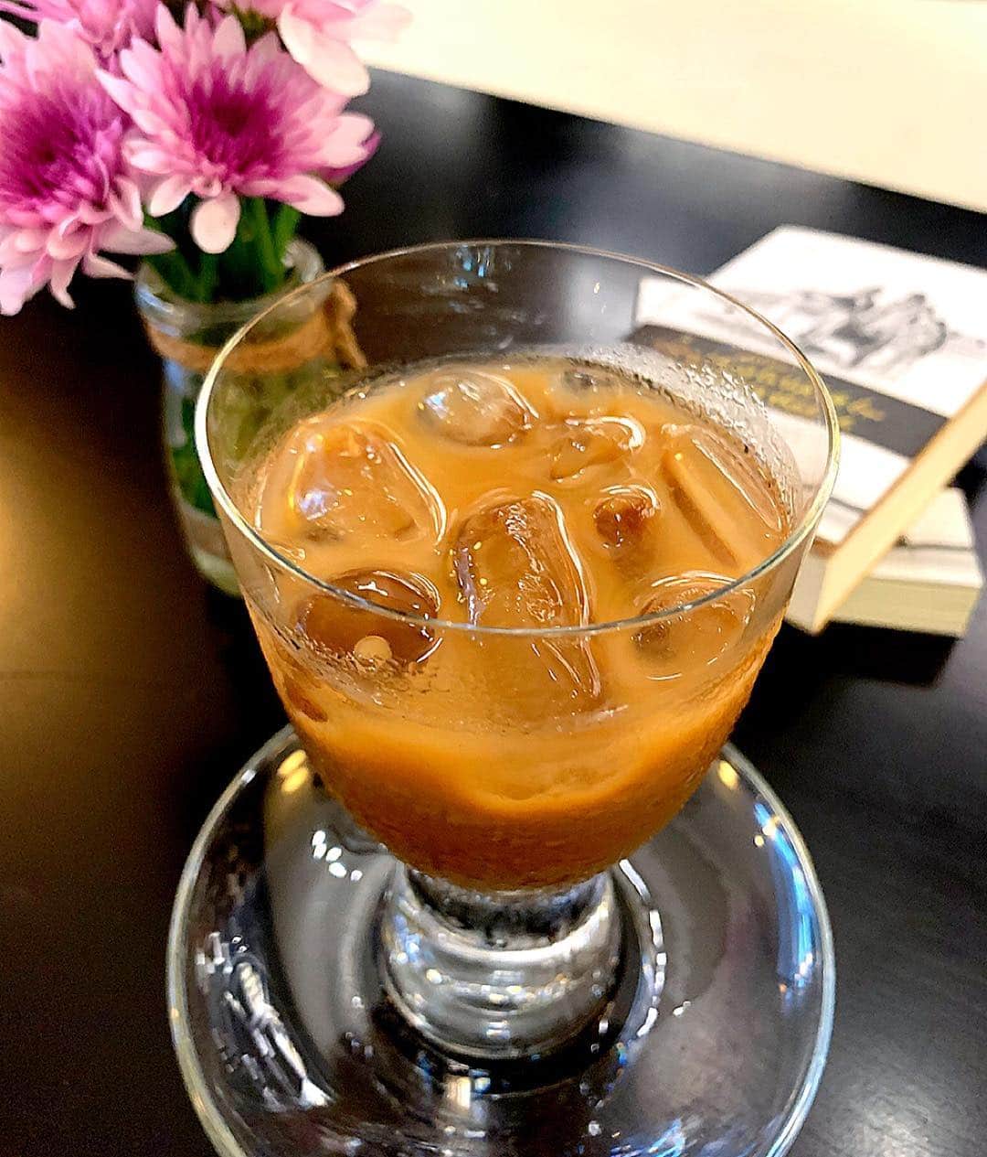 百合華さんのインスタグラム写真 - (百合華Instagram)「《Trung Nguyen Coffee》最高級ランクの✨Legend✨を注文してみました🎶  本当はホットがおススメなのですが蒸し暑い中歩いて来て身体をクールダウンさせたかったので今回はアイスでww🎶  麝香猫コーヒー豆のコピ・ルアクがブレンドされているのでお値段は少しお高めですが、ベトナムへ来た際は必ず飲む価値のある幻のコーヒーだと思います✨✨✨ #ベトナム  #vietnam  #ハノイ  #hanoi  #旧市街  #チュングエンコーヒー  #trungnguyencoffee  #trungnguyenlegend #麝香猫  #ジャコウネコ  #コピルアク  #ブレンド  #幻のコーヒー」4月25日 18時56分 - yurika.lovelily