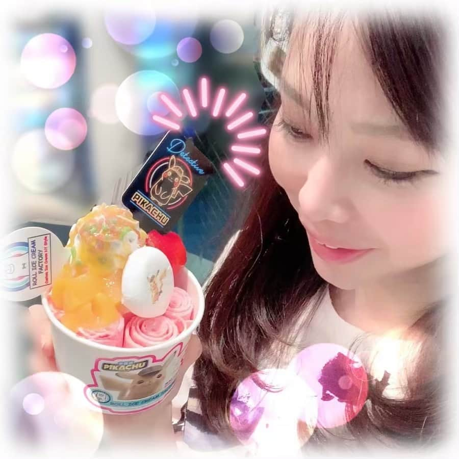 柴本愛沙さんのインスタグラム写真 - (柴本愛沙Instagram)「いつも行列の絶えない ROLL ICE CREAM FACTORYで、 5月3日公開の映画「名探偵ピカチュウ」との 限定コラボロールアイスが食べられます🍨  発売前日のメディアレセプションで 一足早く試食させてもらいました✨  アイスは二種類で ストロベリーとチョコレート。  ホイップクリームにはピカチュウの発する 電気をイメージしたパチパチキャンディがのっていて、 食べると口の中でパチパチ弾けます⚡️ また、黄色のボディに赤い頰が印象的な ピカチュウをイメージして 黄桃とストロベリーもトッピングされています♡  5月10日までの限定販売です🌟 ---------------------------------- - 久しぶりに、このお店を経営している まりさんにも会えて嬉しかったな✨ まだロールアイスが日本になかった頃、 これ絶対流行る！って真っ先に目をつけて 原宿のお店をオープンしたまりさん。 いまやこんなに流行って忙しそうです！ ステキ♡  #ROLLICECREAMFACTORY #名探偵ピカチュウ #detectivePikachu #感電チュウ #ロールアイスクリームファクトリー #表参道 #原宿 #ピカチュウ #初の実写映画化 #限定 #コラボ #コラボロールアイス #発売 #期間限定 #メディアレセプション #レセプション #試食会 #ロールアイス #可愛い #ネオンサイン  #ピカチュウマシュマロ #マシュマロ #トッピング #ポケモン #スペシャルメニュー  #カフェ巡り #カフェめぐり #あいさスイーツ #表参道カフェ #原宿カフェ」4月25日 18時49分 - aisa_shibamoto