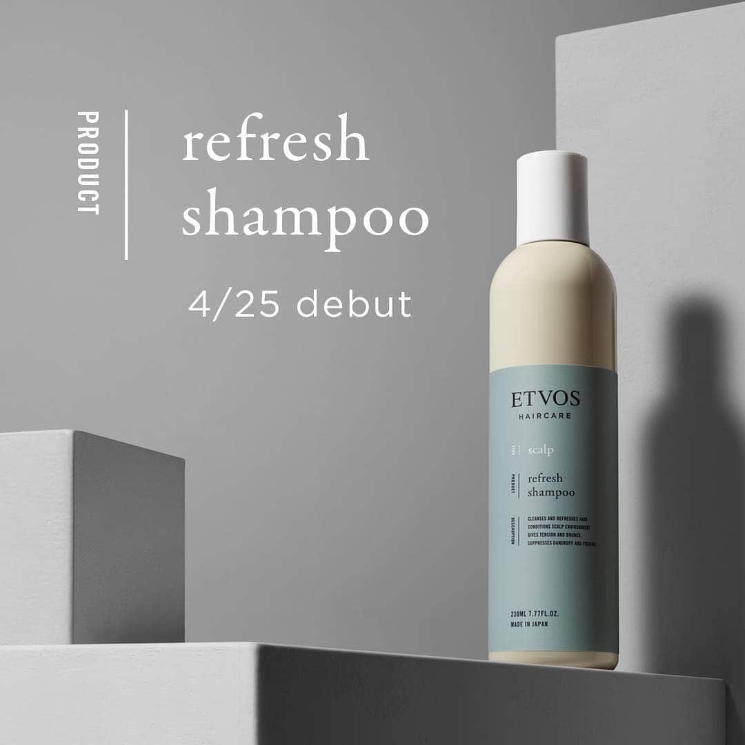 ETVOS　さんのインスタグラム写真 - (ETVOS　Instagram)「エトヴォスのヘアケアシリーズから、スキンケア発想で頭皮をいたわり、さっぱりと洗い上げるリフレッシュシャンプーが、本日4/25に発売となりました♡ ・ アミノ酸系洗浄成分ベースだから髪と頭皮のうるおいを守り、ベタつきやフケ、かゆみなどの頭皮悩みにアプローチ。さらに、頭皮を整える9種の整肌成分配合で、すこやかな頭皮へと導きます！気になるニオイもカバーできる、シトラスハーバルとペパーミントの香りです♡ 是非、お試し下さい！ ・ ・ ・ #etvos #エトヴォス #リフレッシュシャンプー #シャンプー #ノンシリコンシャンプー #ヘアケア #美髪 #ツヤ髪 #エイジングケア #ミネラルコスメ #ナチュラルコスメ #バスタイム #リラックスタイム #ヘッドスパ#beauty #skincare #mineralcosmetics #sensitiveskin #haircare #shampoo #bathtime #髪質改善」4月25日 18時50分 - etvos.jp