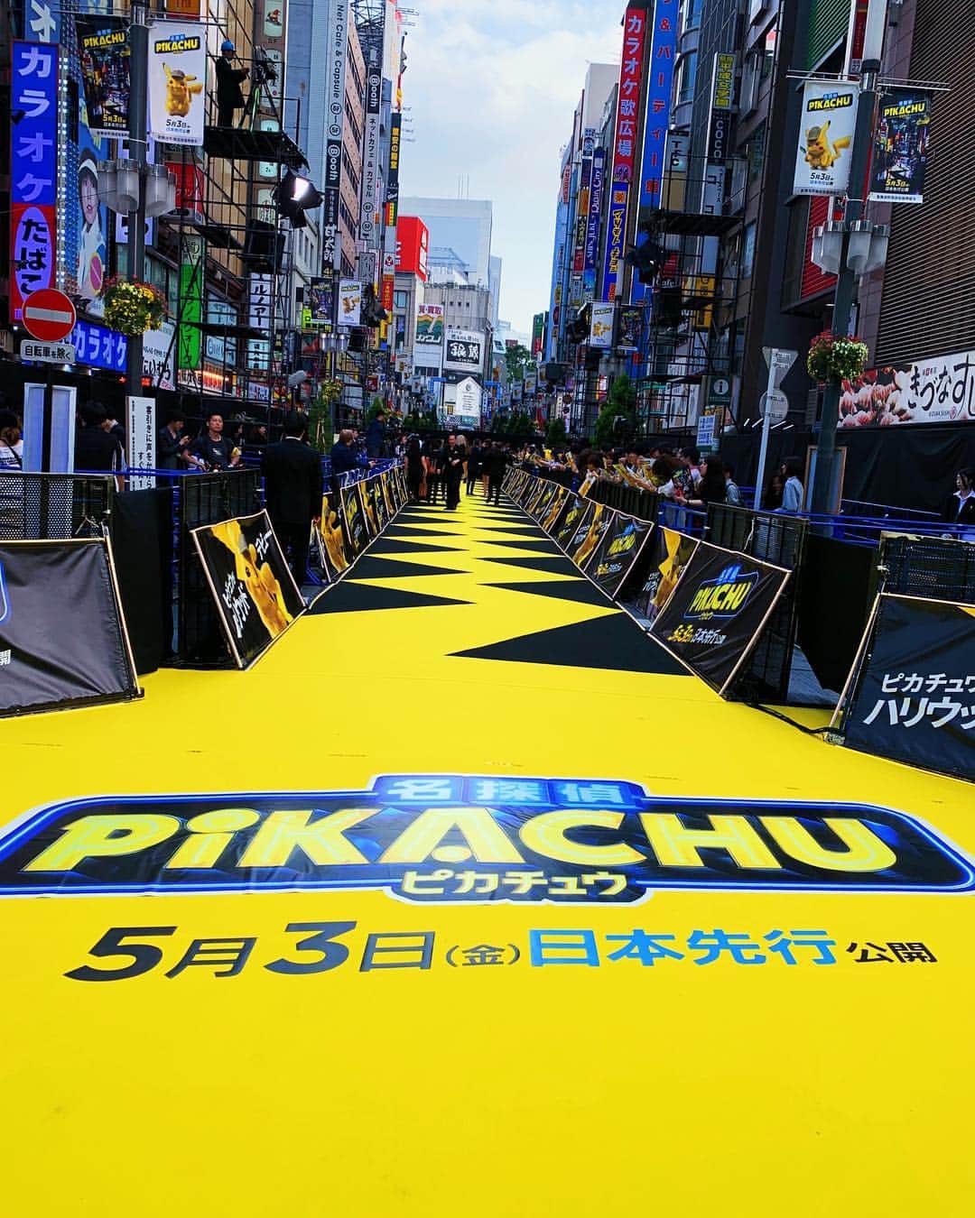 Warner Bros. Picturesさんのインスタグラム写真 - (Warner Bros. PicturesInstagram)「Welcome to the #DetectivePikachu Japan Yellow Carpet! #PikaPika ⚡️🖤」4月25日 18時55分 - wbpictures