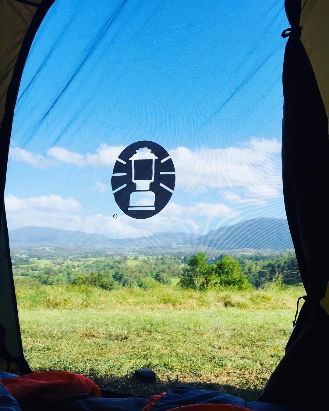 Coleman Japanのインスタグラム：「🏕️ #テントからの景色 が好き。 キャンプは何気ない景色もすべて絶景に見えてしまう。  #私のコールマン」