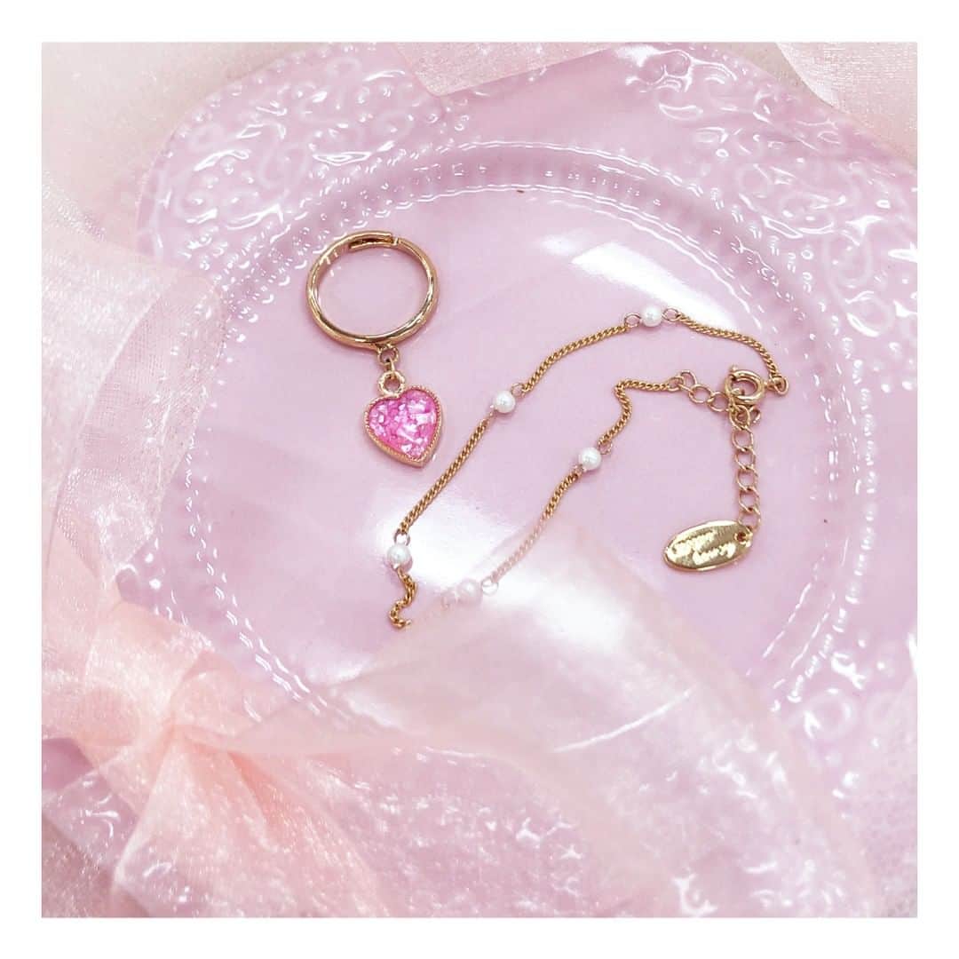 のインスタグラム：「. 【NEWS】 明日 4/26（金）START💓 . Honey Salon直営店舗・公式通販にて、 ノベルティフェアを開催中！ . 税込13,000円以上お買い上げで 「ハートリング&パールブレスSET」を プレゼントいたします😘 . ※オリジナルアクセサリーBOX付き。 ※無くなり次第終了です . . #honeysalonbyfoppish #honeysalon  #ハニーサロン #ハニサロ #ハニサロアクセ #ノベルティ #ブレスレット #ハート #ハートリング #リング #ピンク #キラキラ #アクセサリー #プレゼント #ゴールデンウィーク #ノベルティフェア #ring #bracelet #accessory #novelty #noveltyfair #heart #pink #pearl #set #cute #girly #kirakira #gw #goldenweek」