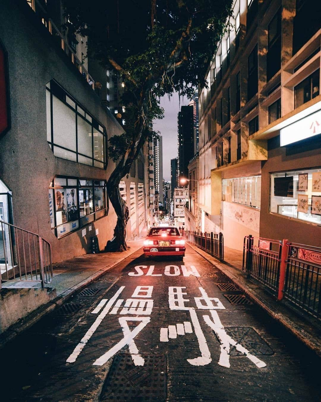 Discover Hong Kongさんのインスタグラム写真 - (Discover Hong KongInstagram)「Take your time and soak up the vibes of Central, one of the oldest yet also most dynamic areas in Hong Kong. 去中環玩，可別走馬看花！慢慢探索區內小街巷弄，嚐美食賞藝術逛逛好店，細味融和中西古今的氛圍！ 香港で最も古く、最もダイナミックな街でもあるセントラルのエネルギーはここならでは。 📷: @roigmax #DiscoverHongKong #repost」4月25日 19時01分 - discoverhongkong