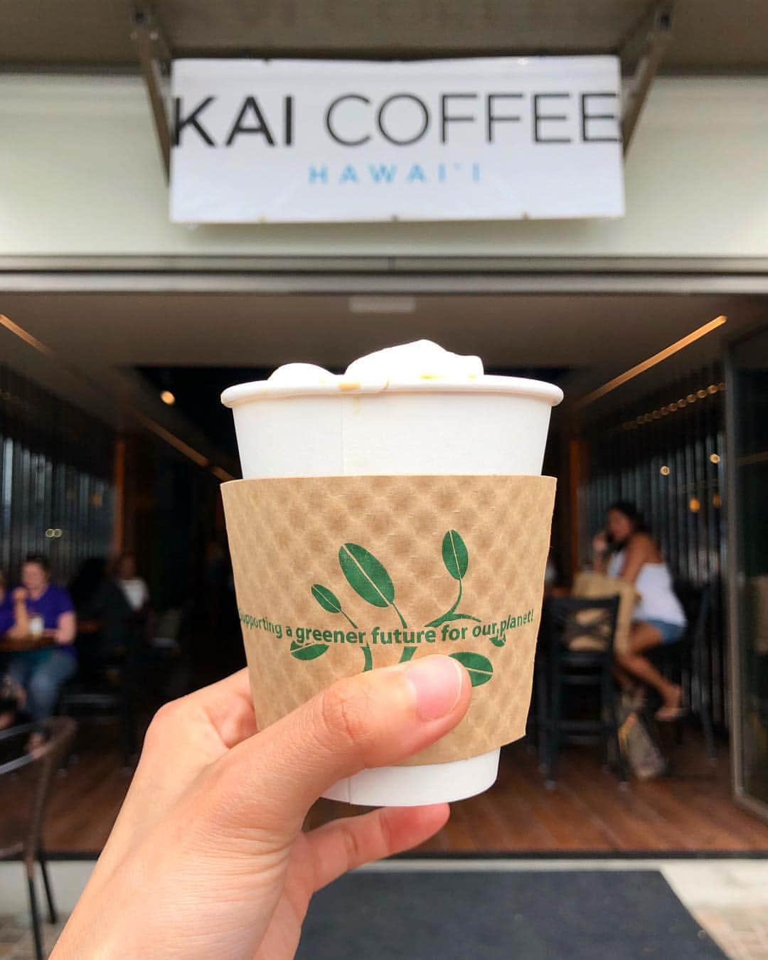 黒澤まさ美さんのインスタグラム写真 - (黒澤まさ美Instagram)「. 数ある#ハワイ の#コーヒー の中で私が一番好きな#kaicoffee が滞在中#カラカウア通り 沿いに新しい店舗をオープンするという素晴らしい偶然✨✨✨ このクリームがたっぷり乗った#kailatte が本当に美味しい。。😋💕 しかも店員さんが私のことを覚えてくれていて久しぶりー！！元気？？今度ゴルフ教えてよ⛳️と声をかけてくれてこれまた嬉しかった✨✨みなさんも#ワイキキ にお越しの際はぜひ1度飲んでみてください☕💭💕 . #kaicoffeehawaii  #alohaineverycup  #hawaii #hawaiilife  #honolulu  #waikiki  #coffee #cafe #latte #ホノルル #カイコーヒー #ハワイ大好き  #おひとりさまハワイ」4月25日 19時01分 - masami_kurosawa