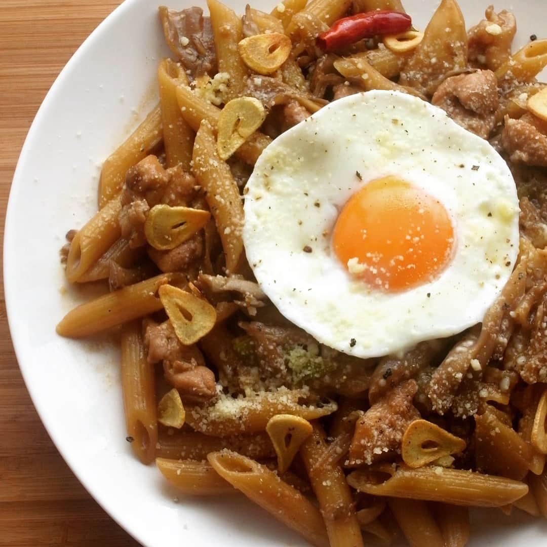 のインスタグラム：「うどんじゃないけど、味噌煮込みです🥘 “味噌煮込み愛”をこじらせた末に生み出した「味噌煮込みペンネ」の作り方【ツジメシの付箋レシピ】 https://www.hotpepper.jp/mesitsu/entry/tsujimeshi/19-00007  #mesitsu #メシ通 #グルメ #煮込み #味噌煮込み #ペンネ #おうちランチ #おうちパスタ #味噌 #パスタ #和風パスタ #レシピ #レシピブログ #ツジメシ #東京 #pasta #penne #stew #lunch #soybeanpaste #miso #delicious #recipe #recipeblog #tsujimeshi #tokyo #japan」