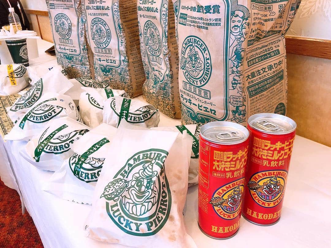 のインスタグラム：「先日の函館バスツアーにて。 美味しかったもの達。  ラッキーピエロという ハンバーガーショップ。 人気ナンバーワンのチャイニーズチキンバーガーをいただきました！甘いタレのかかったチキンがたくさん入っていてとにかくボリューミー！最高！  そして大好きないくら。 毎日いくら食べてた。幸せでした。写真はないですが、蟹海老も大好きなのであればすぐ食べてました！笑  また行きたいなぁ。。 #アプガ函館イカすツアー  #アプガ #函館グルメ」