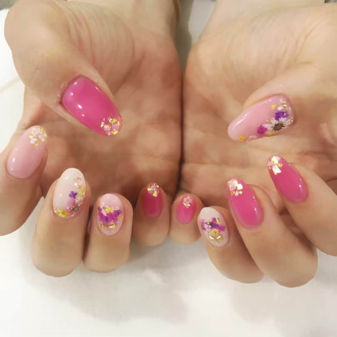 脇坂英理子のインスタグラム：「ハンドフット別々の写真を載せ忘れてました🤣 #nailstagram」