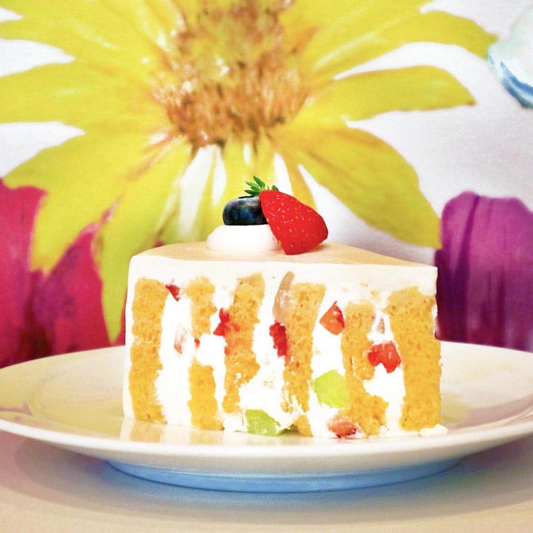 東急電鉄さんのインスタグラム写真 - (東急電鉄Instagram)「. Café de FLEUR(@sweets_cafe_fleur), just a 7-min walk from Mizonokuchi Station. Guilt-free sweets you could eat almost everyday, made with whipped cream and special eggs your heart and body will love. (Mizonokuchi Station/Takatsu Station/Tokyu Den-en-toshi Line/Oimachi Line) . 溝の口駅から徒歩約７分のところにある"カフェ ド フルール"（@sweets_cafe_fleur)。 フレッシュ生クリームやこだわり卵を使用しているので、ココロにもカラダにも優しく、毎日食べてもカラダに負担の少ないお菓子が堪能できます。 （溝の口駅/高津駅/田園都市線/大井町線) . @sweets_cafe_fleur . #fluer #Cafedefleur #cafe #cake #dessert #sweets #instasweets  #traveldiary #lovers_nippon #livinginjapan #visitjapan #japantrip #travelstagram . #カフェドフルール #カフェ #ケーキ #苺 #いちご #ストロベリー #ショートケーキ #スイーツ #スイーツ部 #東急電鉄 #東急日和 #東急線めぐり #東京美食 #日本美食 #디저트 #일본 #일본여행」4月25日 19時03分 - tokyu_railways
