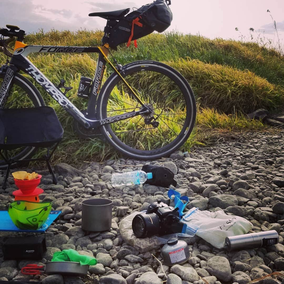 山下晃和さんのインスタグラム写真 - (山下晃和Instagram)「【BIKE】ロードバイクで河川敷焙煎コーヒーする場合  どこも混んでそうだから河川敷の草ボーボーの横でひっそりCAFEしてしまうのも手で  ポーレックスでガリガリ自分のお気に入りの豆を挽いて  逞しい自転車を眺めながら、ヘリノックスチェアにもたれてのんびりする  これなら誰にもジャマされないし、お安く済むしで良いんじゃないの？  この中の肝はBE-PALの付録に付いていたコーヒードリッパー。なにげに便利  #roadbike #焙煎 #coffee #soto #シングルバーナー #キャンプはできなくても #キャンプ気分に #swiftcampout #thompsonbike @thompsonbikes #travelbybike」4月25日 19時03分 - travel_akikazoo