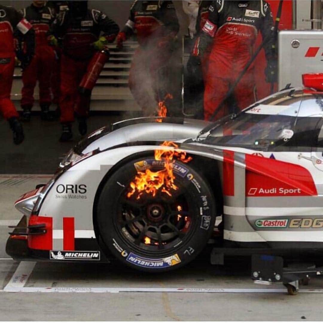 ルーカス・ディ・グラッシさんのインスタグラム写真 - (ルーカス・ディ・グラッシInstagram)「#TBT We were on 🔥 fire 🔥 back in 2015 LMP1 Hybrid beast !!!! —— #Racing #motorsport #sportscars #lmp1 #hybrid #audi #audisport #lemans」4月25日 19時13分 - lucasdigrassi