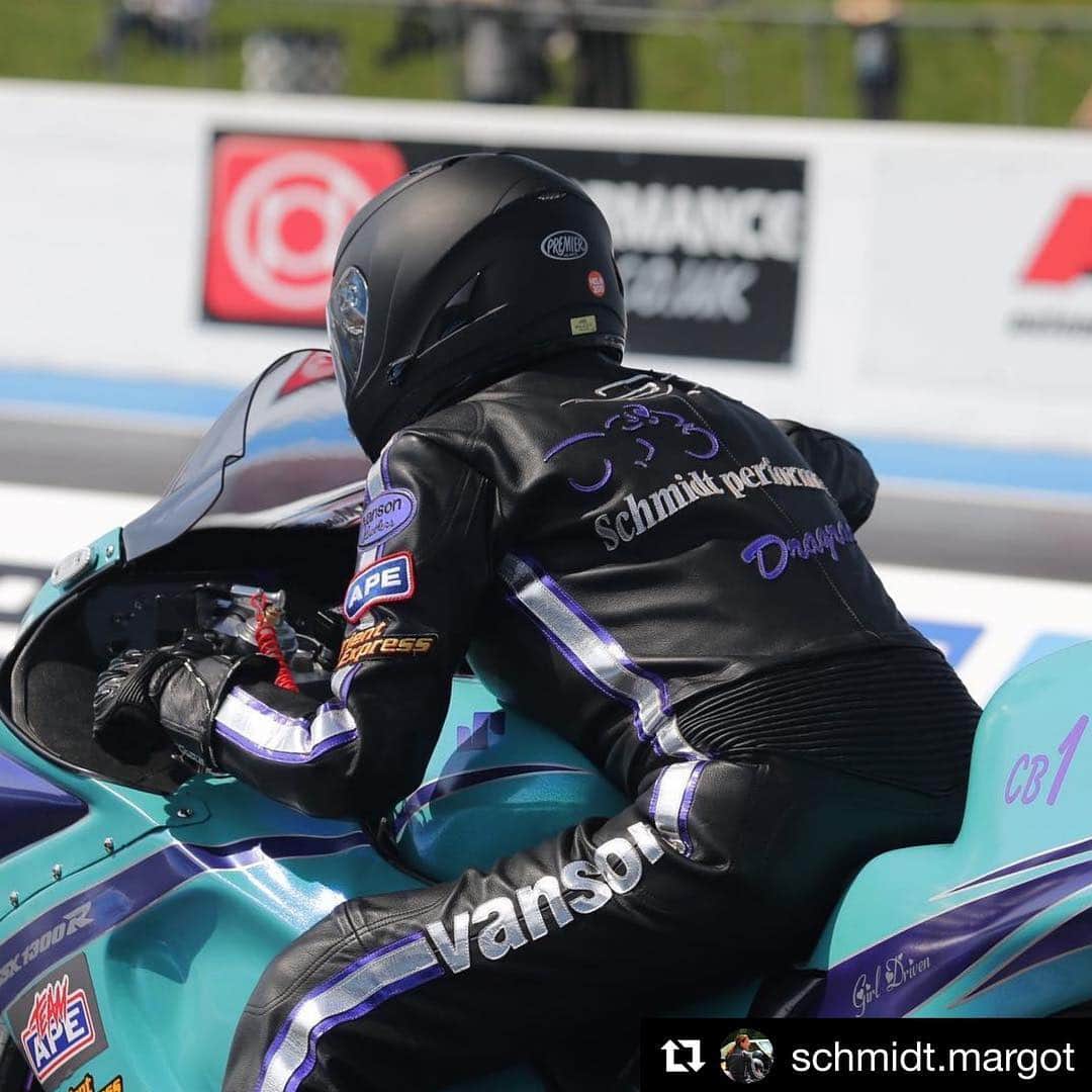 のインスタグラム：「#Repost @schmidt.margot ・・・ Want to take this opportunity to thank @vansonleathers for the awesome suit they have created! Fits perfectly and very comfortable on the bike, best choice ever! Thank you so much again for the support guys & girls❤️ #vansonleathers  #Repost #fashion #leatherjacket  #leatherfashion #armor #otd #vansoldskool #womenwhoride」