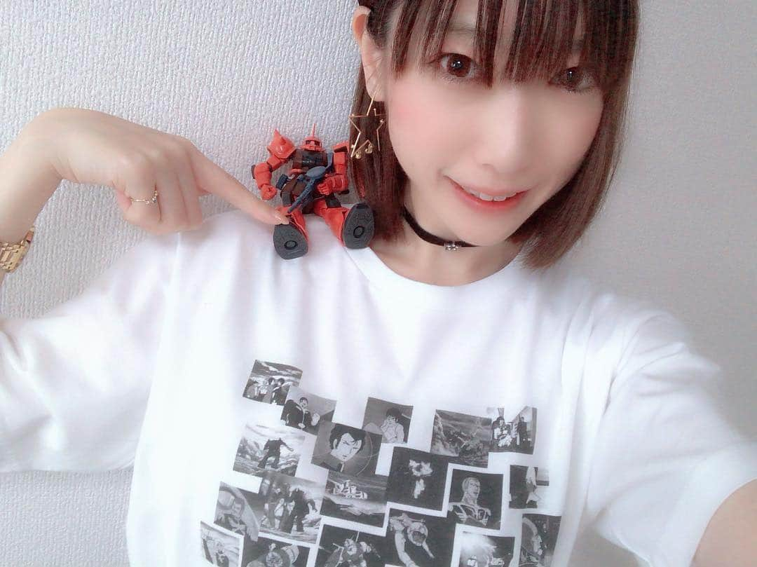 夏日凜子さんのインスタグラム写真 - (夏日凜子Instagram)「ユニクロのガンダムTはどう着ても最高に可愛い💘💘 #機動戦士ガンダム #ガンダム #gundam #ガンダム女子 #anime #cooljapan #ユニクロ #UNIQLO #ユニT #model #声優 #女優 #コーディネート #Tシャツ #Tシャツ女子 #かわいい #kawaii #cute #モデル #もっと欲しい #夏 #にぴったり #コラボ  #最高」4月25日 19時09分 - natsuhi818