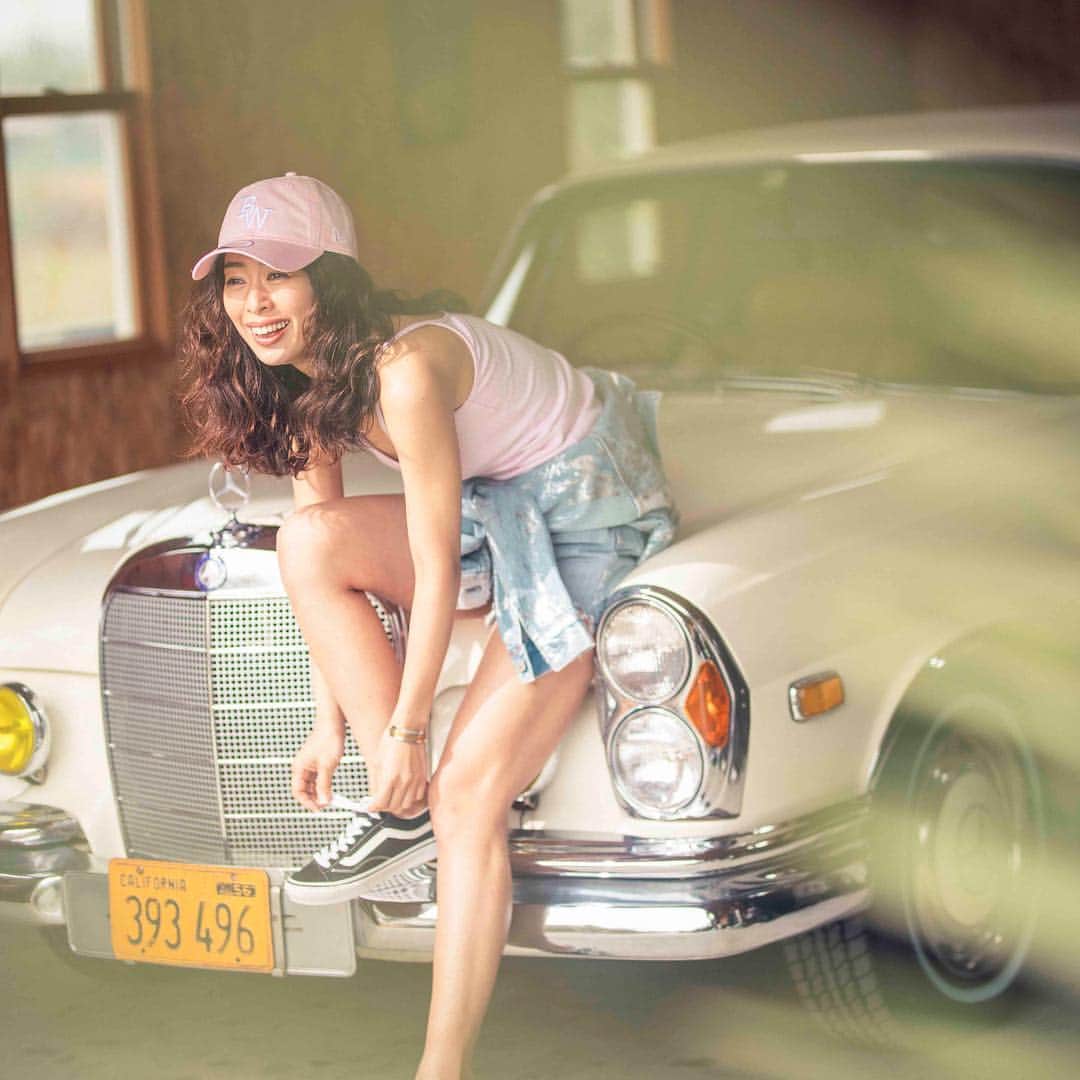 のインスタグラム：「女子にもNEWERAを被ってほしくてこんな pink💗CAPも！  いつものTシャツを遊び心たっぷりの可愛さにしてくれるpink♡pink♡  @bayflow_inc × @newerajapan × @wakanozawa のトリプルコラボCAP」